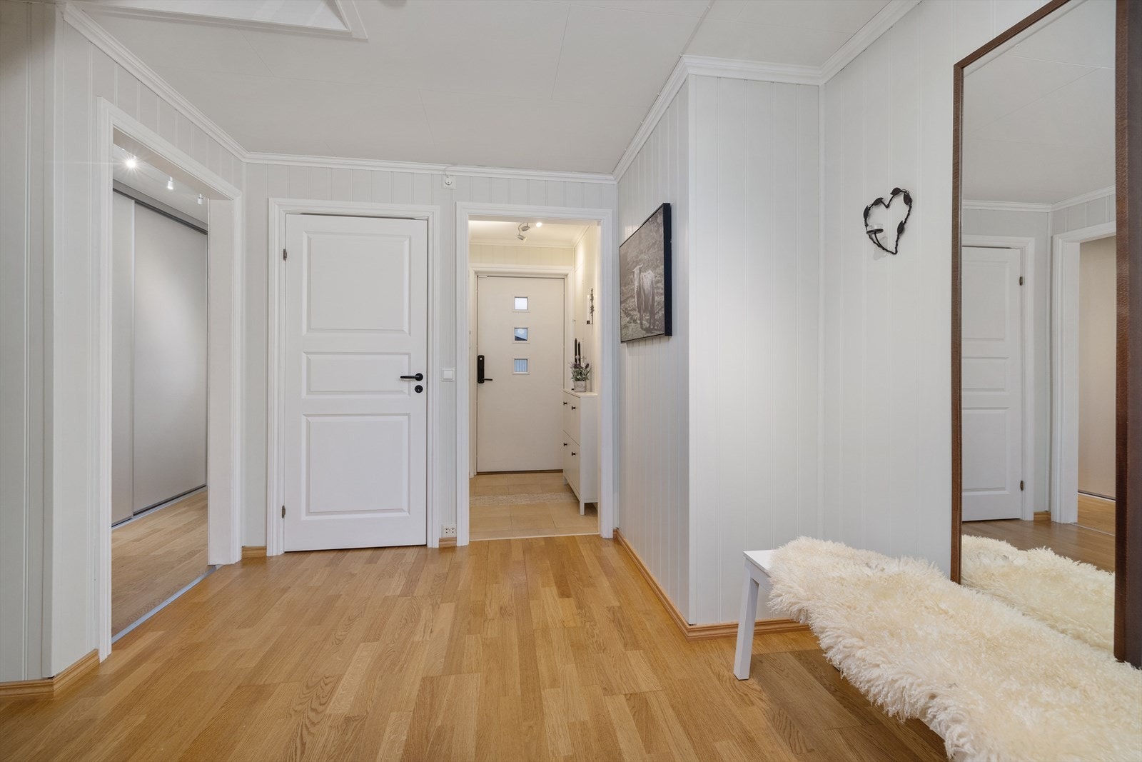 Fra gangen i hovedetasjen med inngang til toalett og garderoberom. Galleribilde