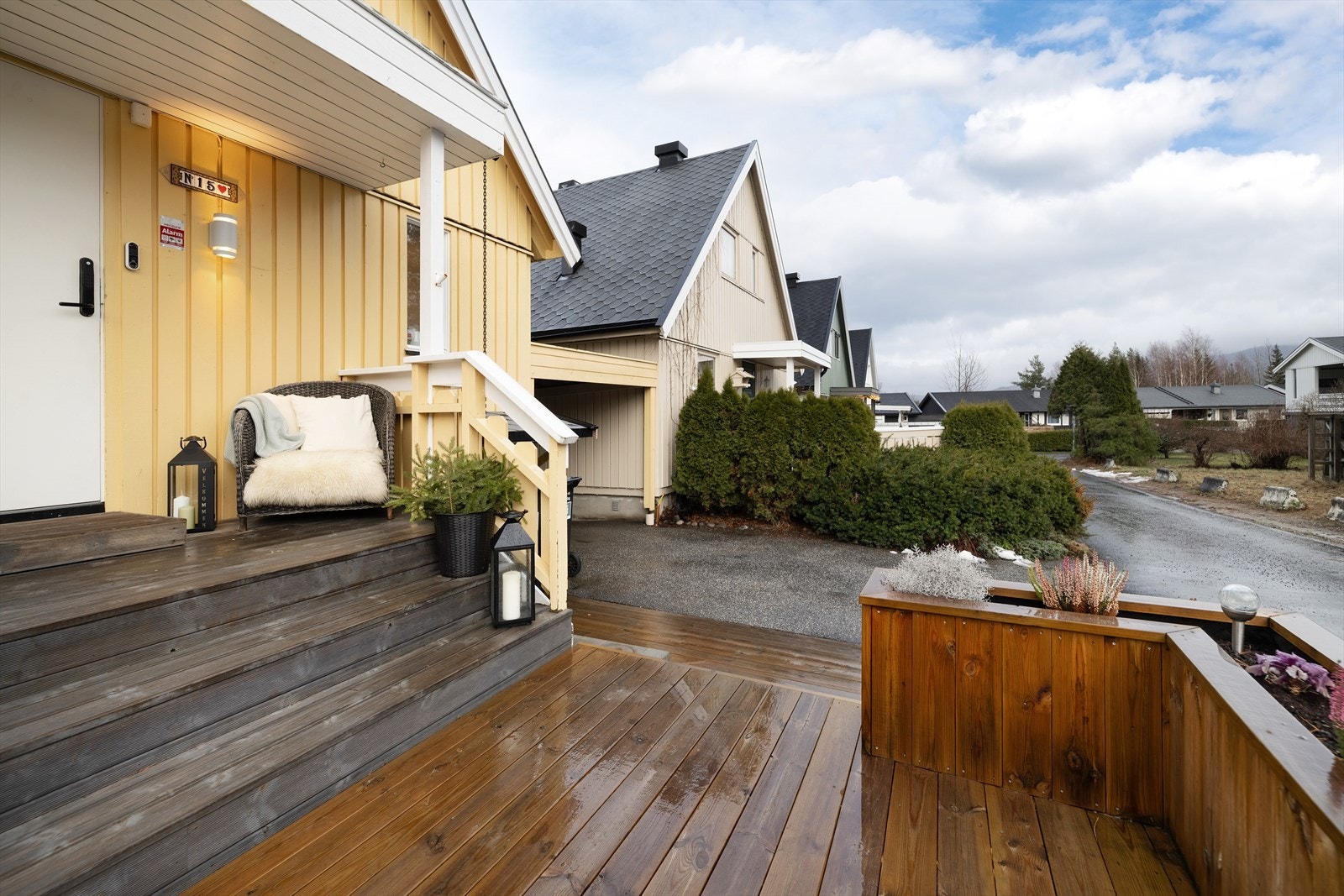 Den nederste plattingen ved inngangspartiet er ny, samt inngangsdør fra 2020. Galleribilde