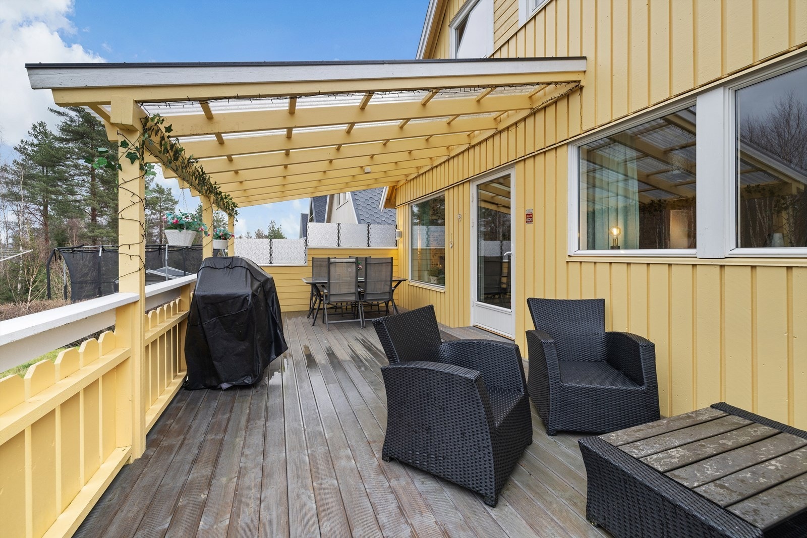 Solrik uteplass mot vest. Galleribilde