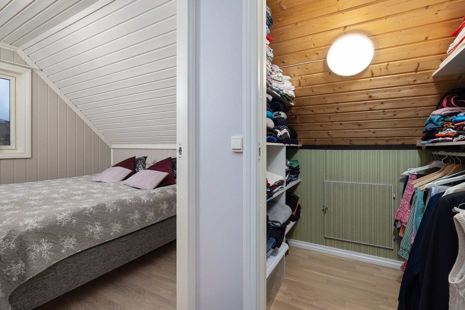 Soverom i 2. etasje med garderoberom ved siden av. Galleribilde