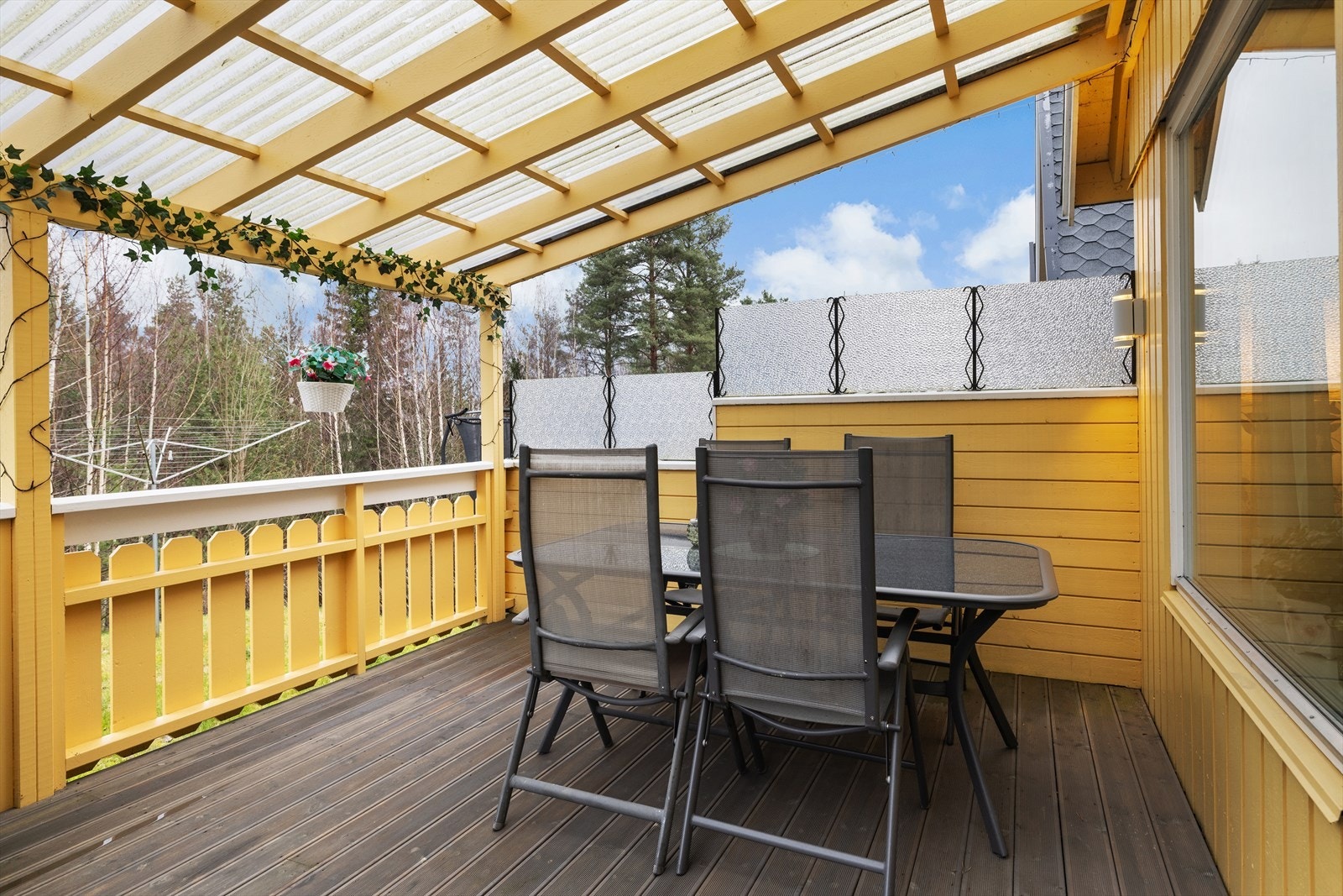 Deler av terrassen er overbygget samt skjermet mot nabo. Galleribilde