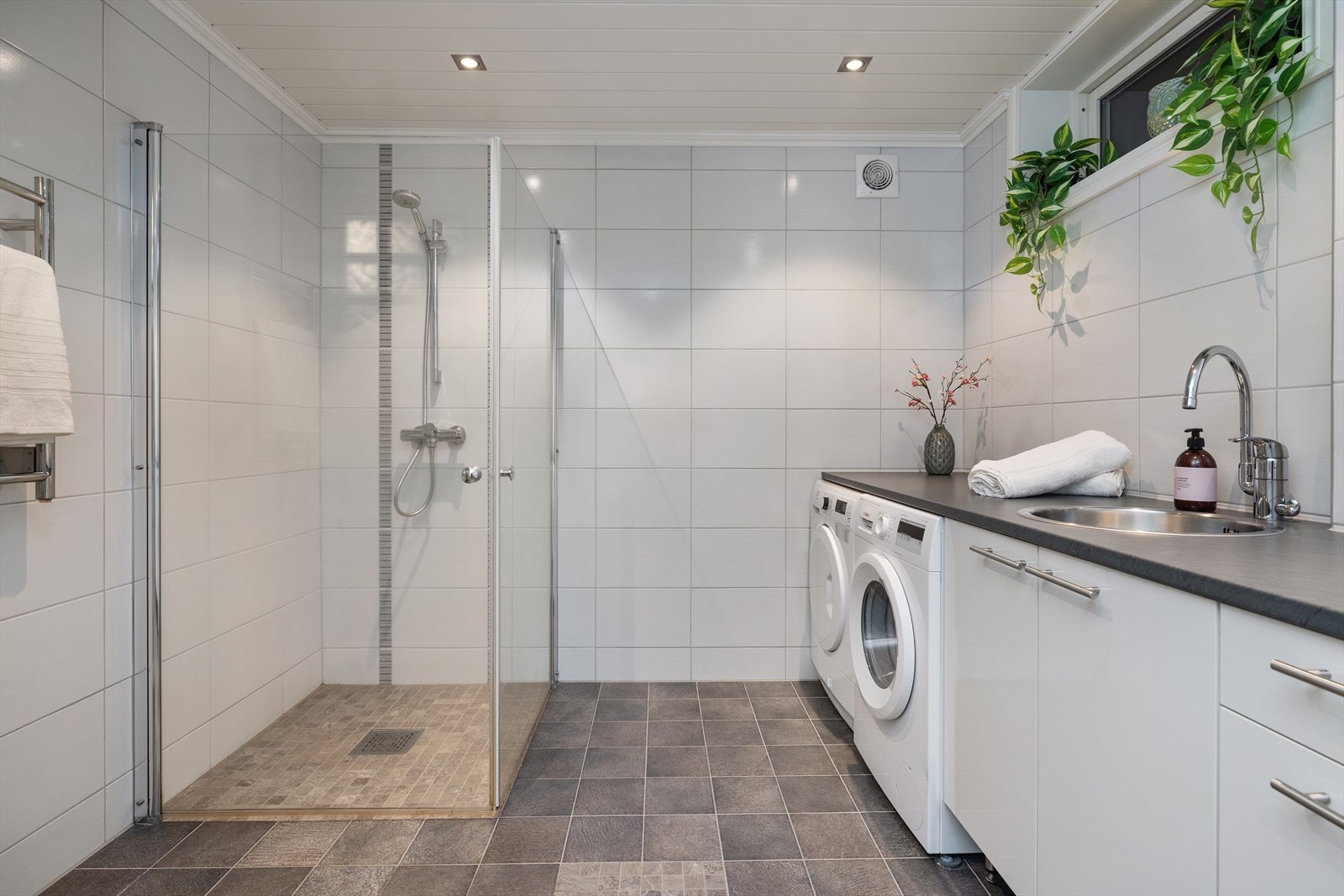 Bad/vaskerom fra 2016. Varmekabler i gulv og downlights i himling. Galleribilde