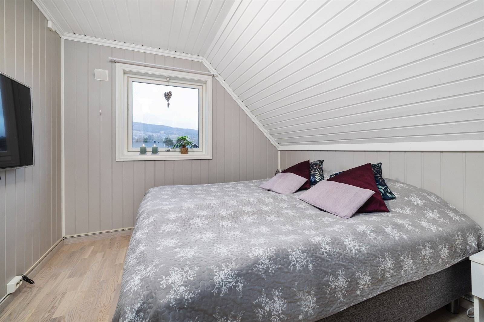 Boligen har 3 soverom i loftsetasjen. Galleribilde