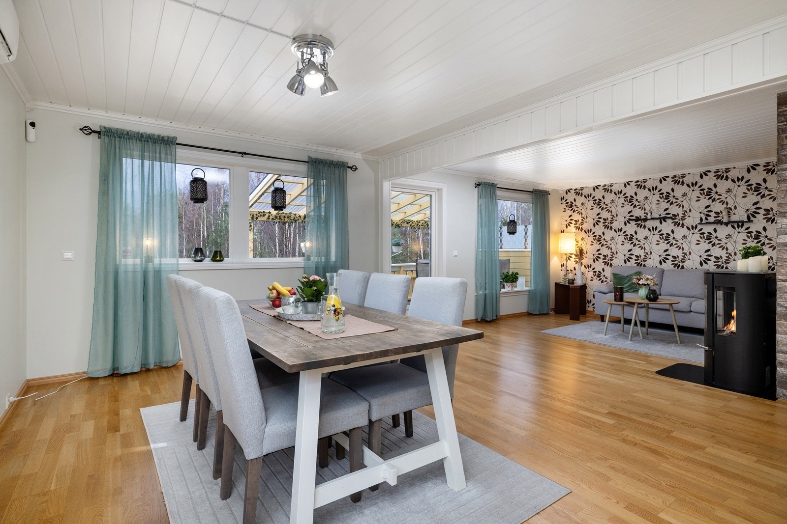 Kjøkken, spisestue og stue i åpen løsning gir rommene god flyt. Peisovn fra 2020. Galleribilde