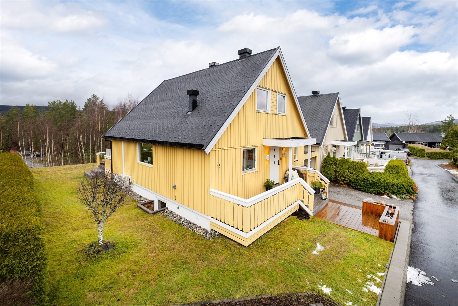 En enebolig i rekke i utkanten av feltet med uteplasser på begge sider. Galleribilde