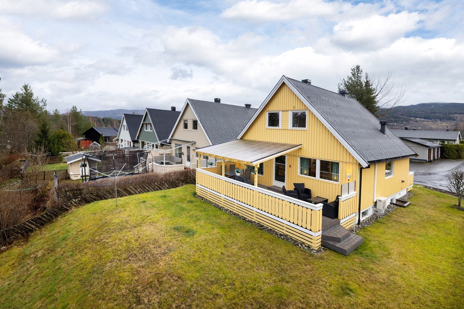 Huset sett fra vest med stor terrasse, delvis overbygget. Galleribilde