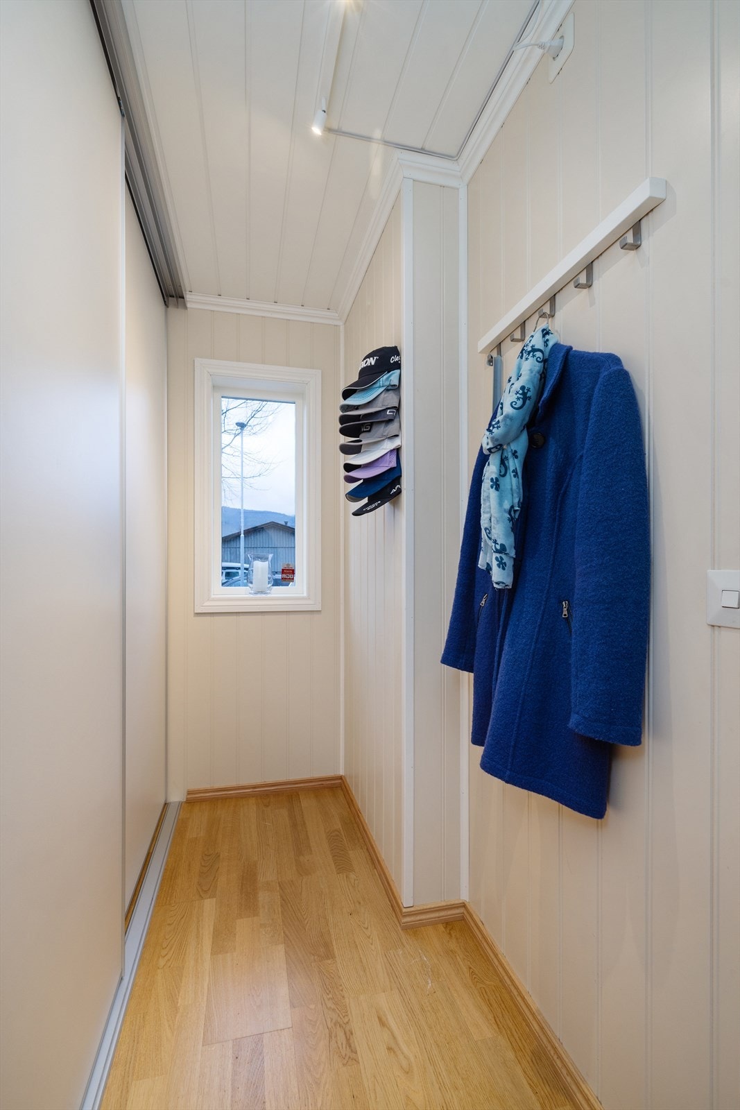 Fra garderoberommet med skyvedører. Det er spottskinne i taket som gir godt lys og bra oversikt i skapet. Galleribilde