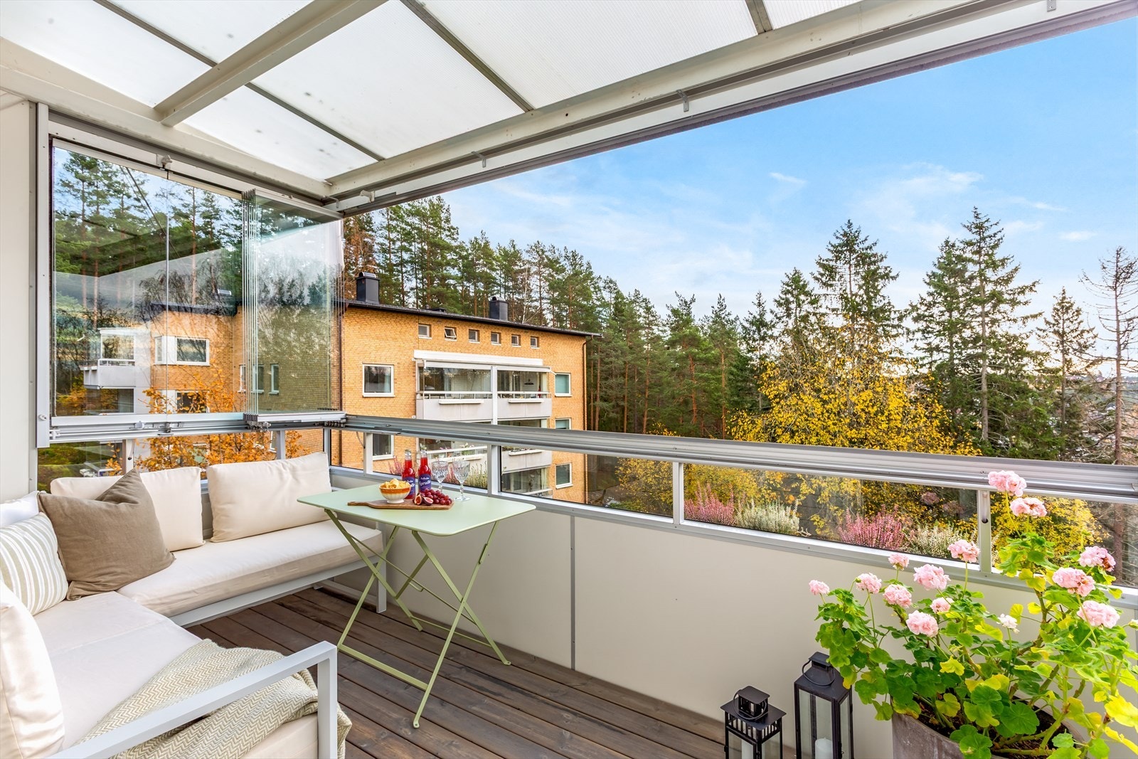 Balkongen fungerer som en fin forlengelse av stuen året rundt med innglassingen. Galleribilde