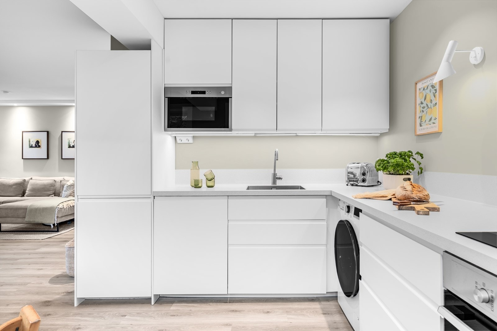 IKEA innredningen er tidløs, med glatte folier te fronter og en solid laminatbenkeplate med nedfelt kum i rustfritt stål. Galleribilde