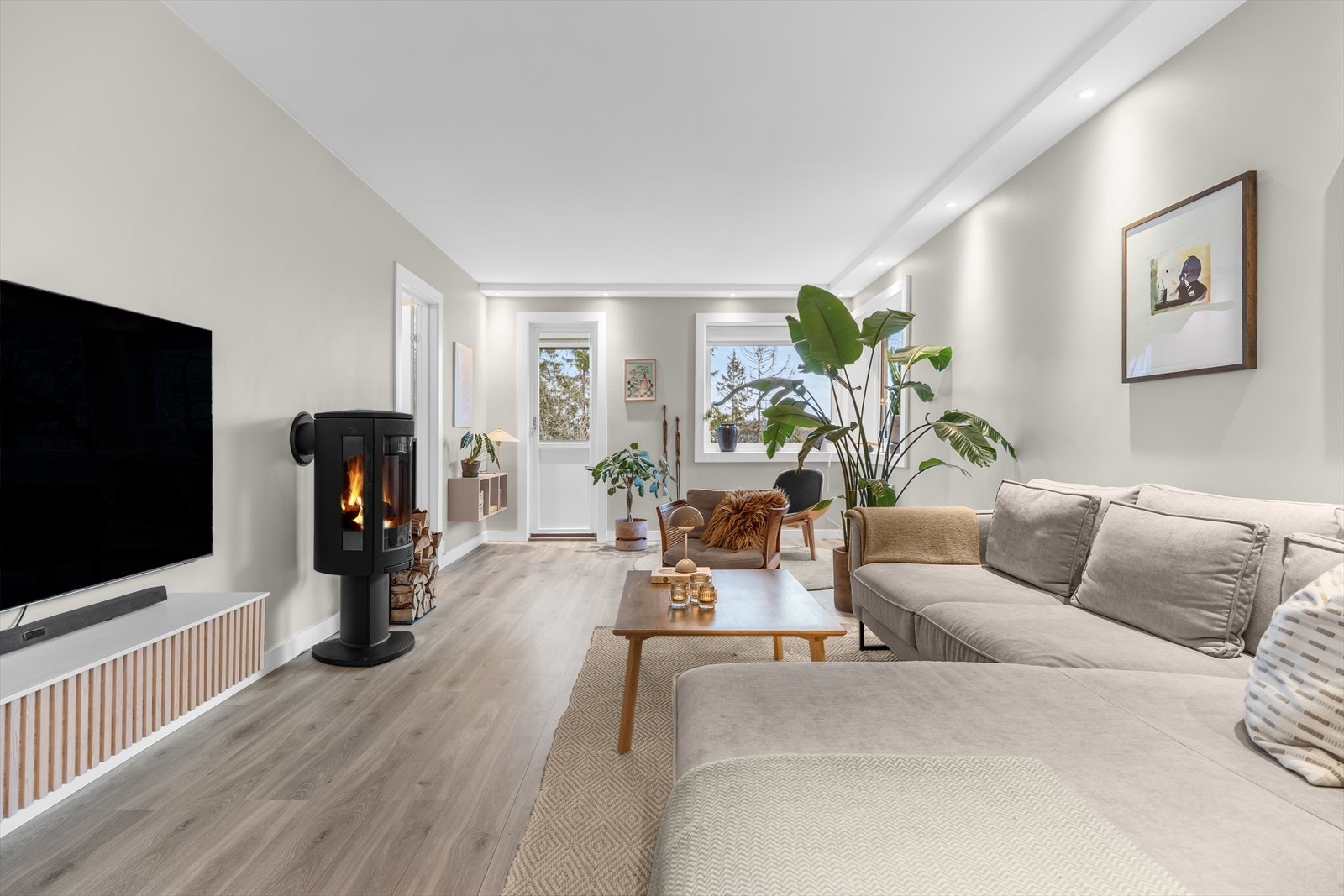 Stuen oppleves som et lyst og fint rom med vedlikeholdte overflater og spotlight belysning. Galleribilde