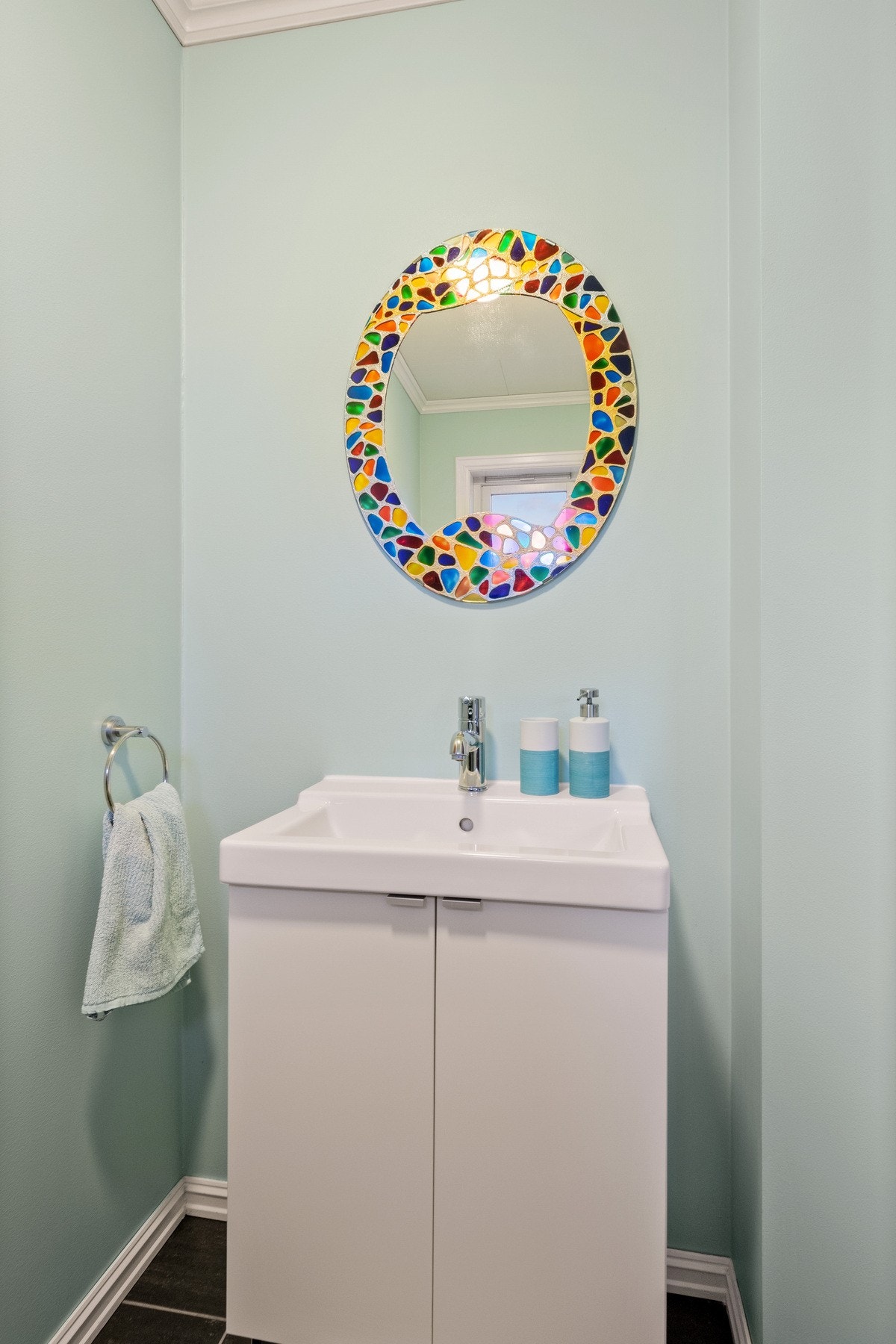 Toalettet i andre etasje er innredet med servant og toalett Galleribilde