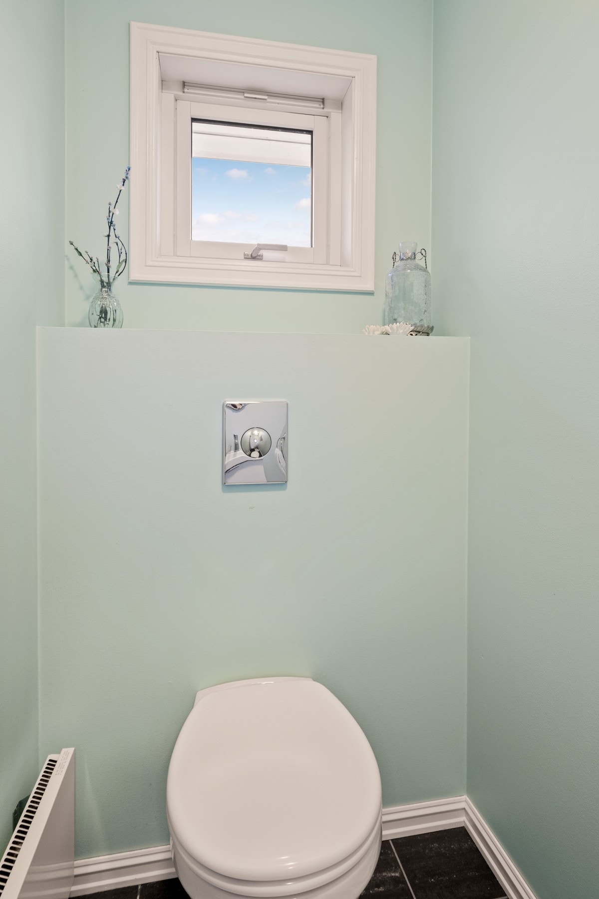 Toalettet i andre etasje har dus veggfarge og flislagt gulv Galleribilde