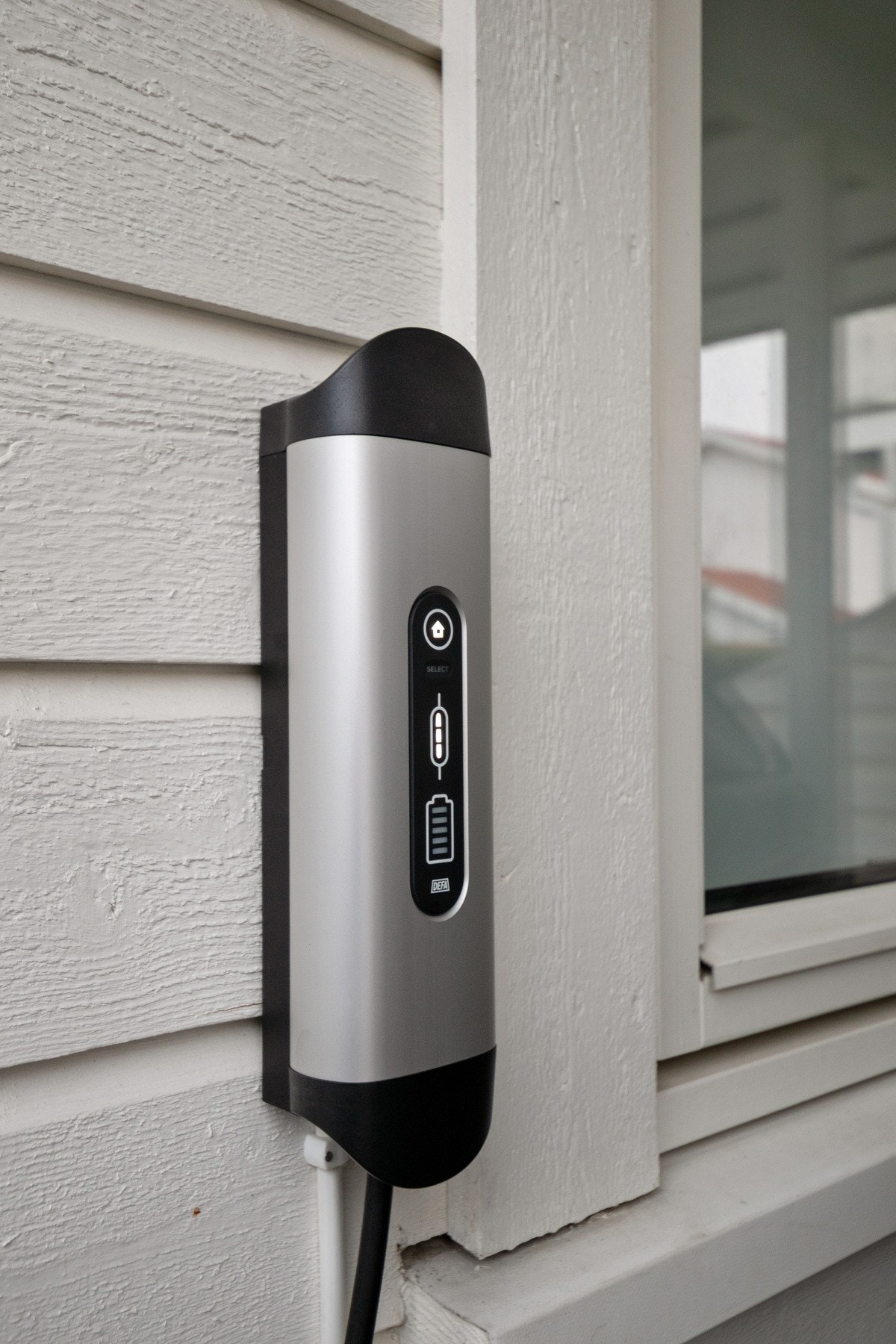 Elbil-lader er montert på vegg under balkongen Galleribilde