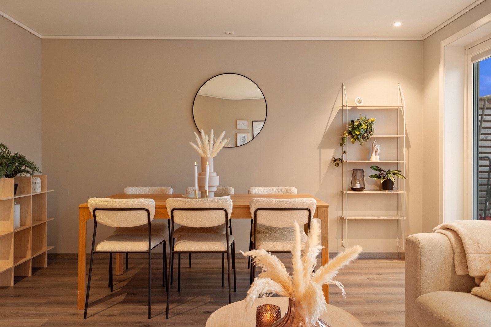 Stue som måler 25,5 kvadratmeter i delikate og stilrene fargevalg for et strøkent og pent utrykk, her får du også direkte tilgang til boligens platting. Galleribilde