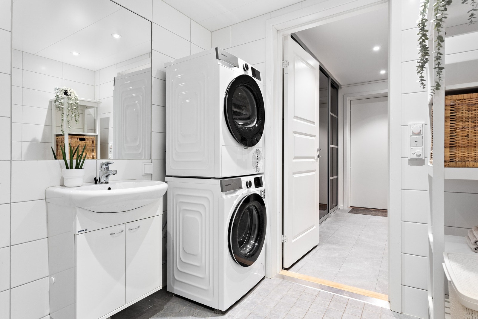 I tilknytning til entré får du et bad med opplegg til vaskemaskin og tørketrommel. Galleribilde