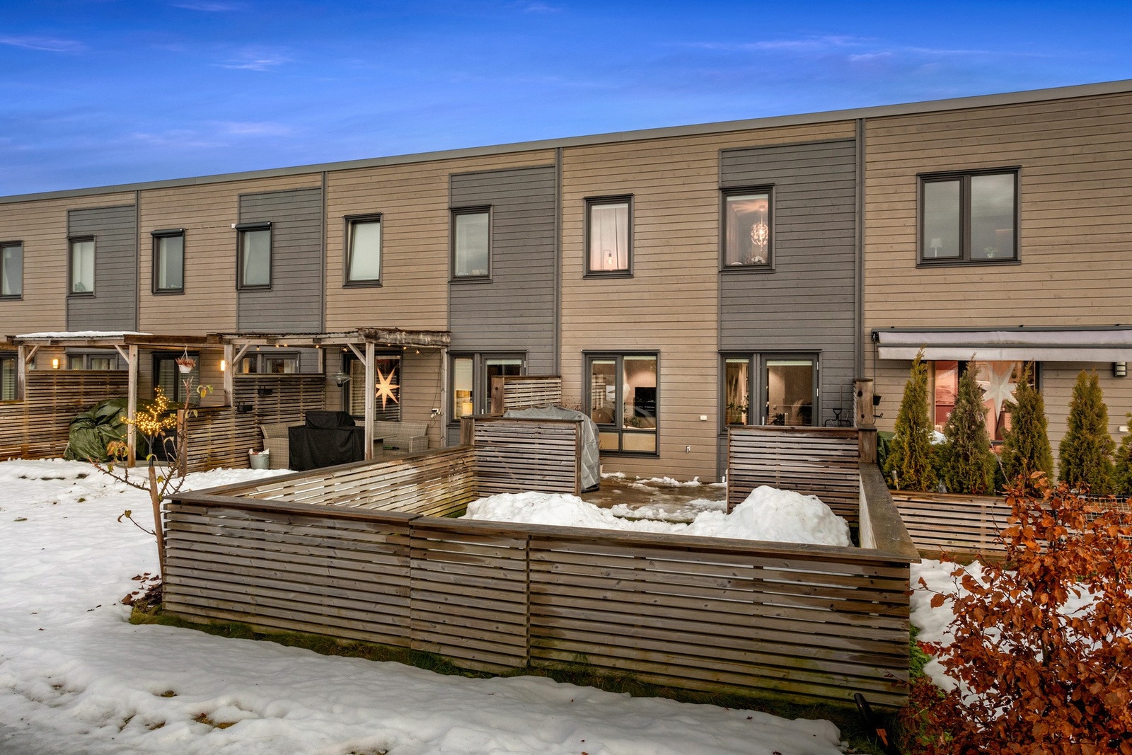 Stor vestvendt platting som måler 17 kvadratmeter i tilknytning til inngjerdet hage. Her kan du nyte gode solforhold store deler av dagen. Galleribilde