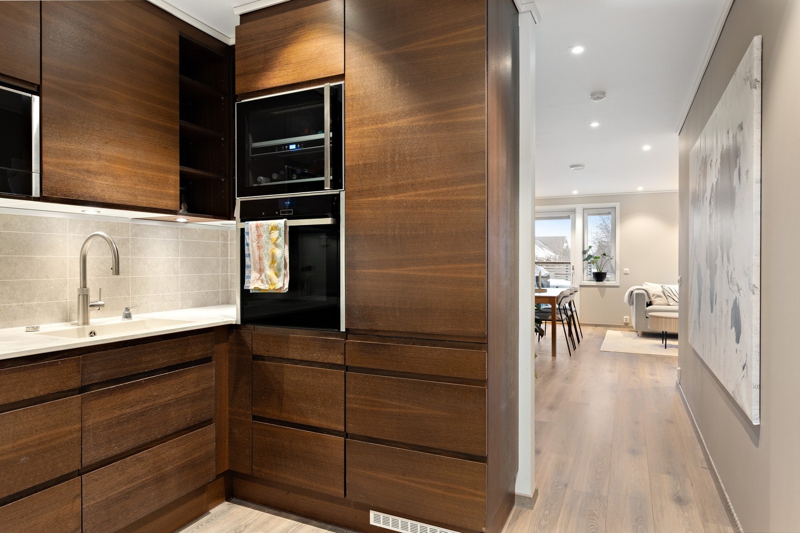 Kjøkkenet er naturlig adskilt fra stuen og måler 8,5 kvadratmeter. Galleribilde