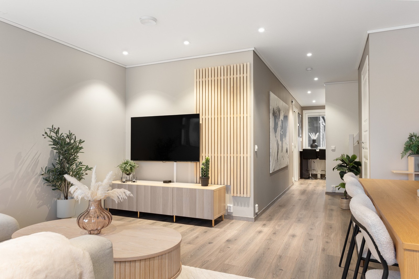 En moderne bolig over to plan sentral på Tiller i rolige, barnevennlige områder med Tillerparken som nærmeste nabo. Galleribilde