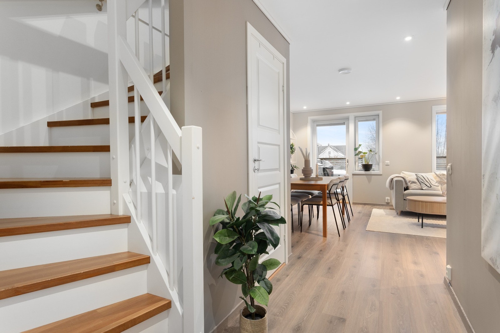 Boligens andre etasje består av fire soverom, et baderom og en herlig altan. Galleribilde