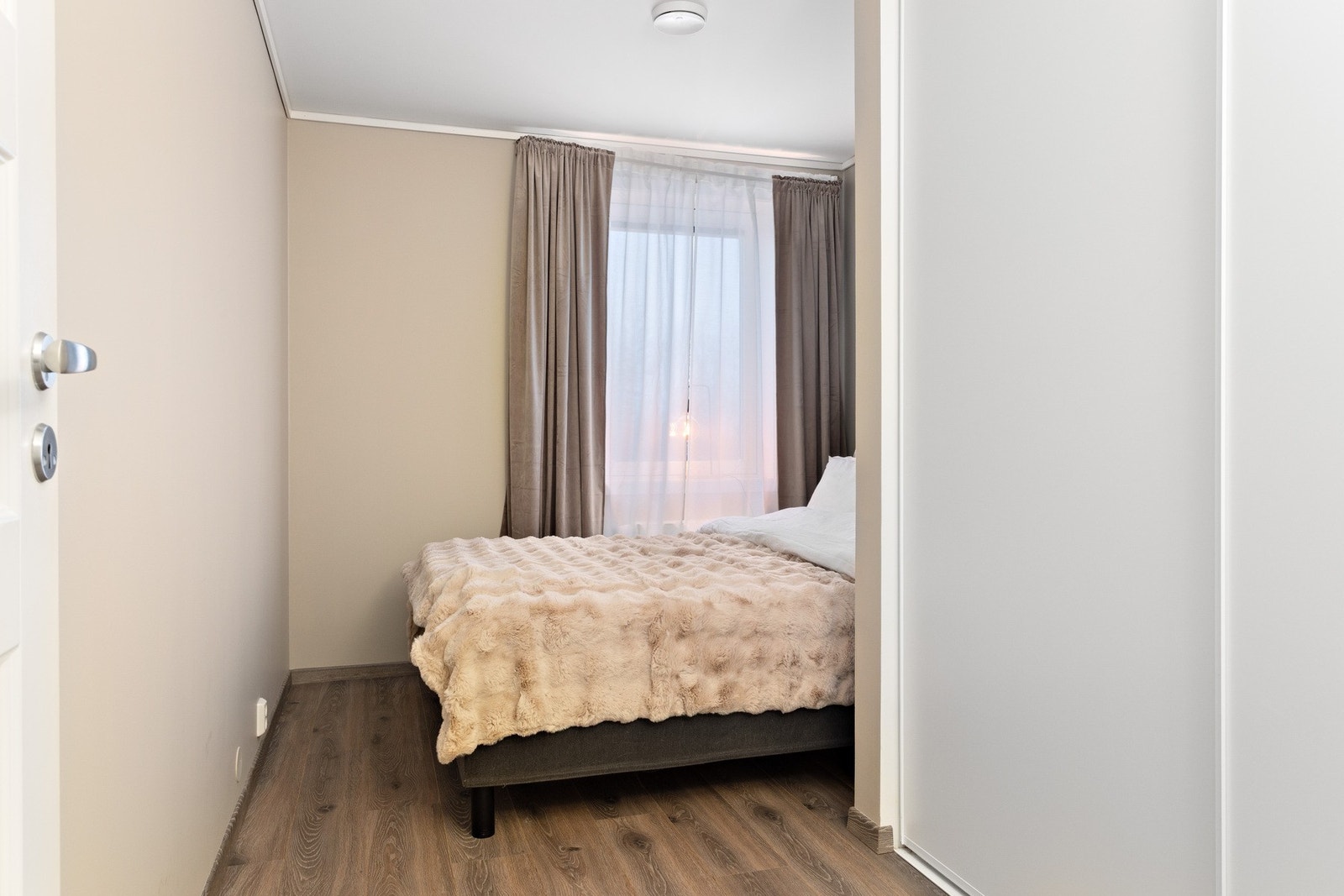 Soverom på 10,5 kvadratmeter med innebygd skap for gode oppbevaringsmuligehter. Galleribilde