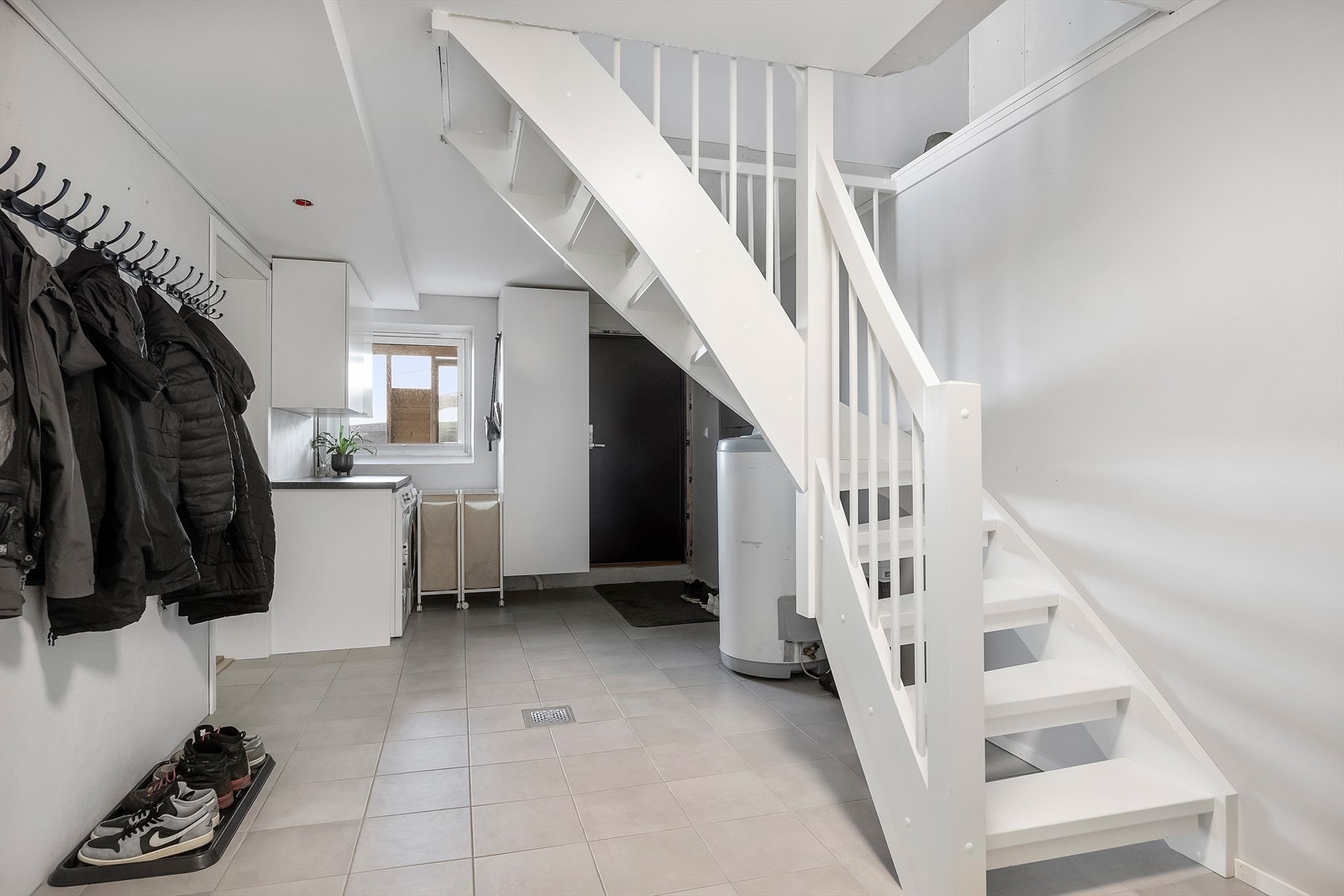 Biinngang med vaskerom og garderobe Galleribilde