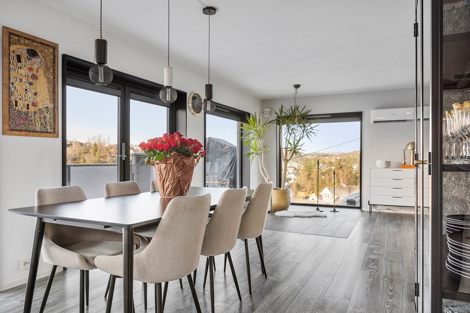 Spiseavdeling mellom stue og kjøkken Galleribilde