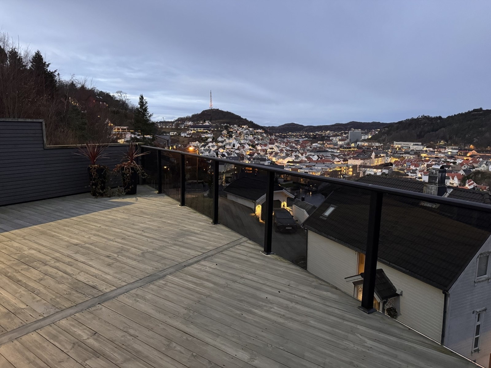 Plass til sittegruppe, spisebord og grill Galleribilde