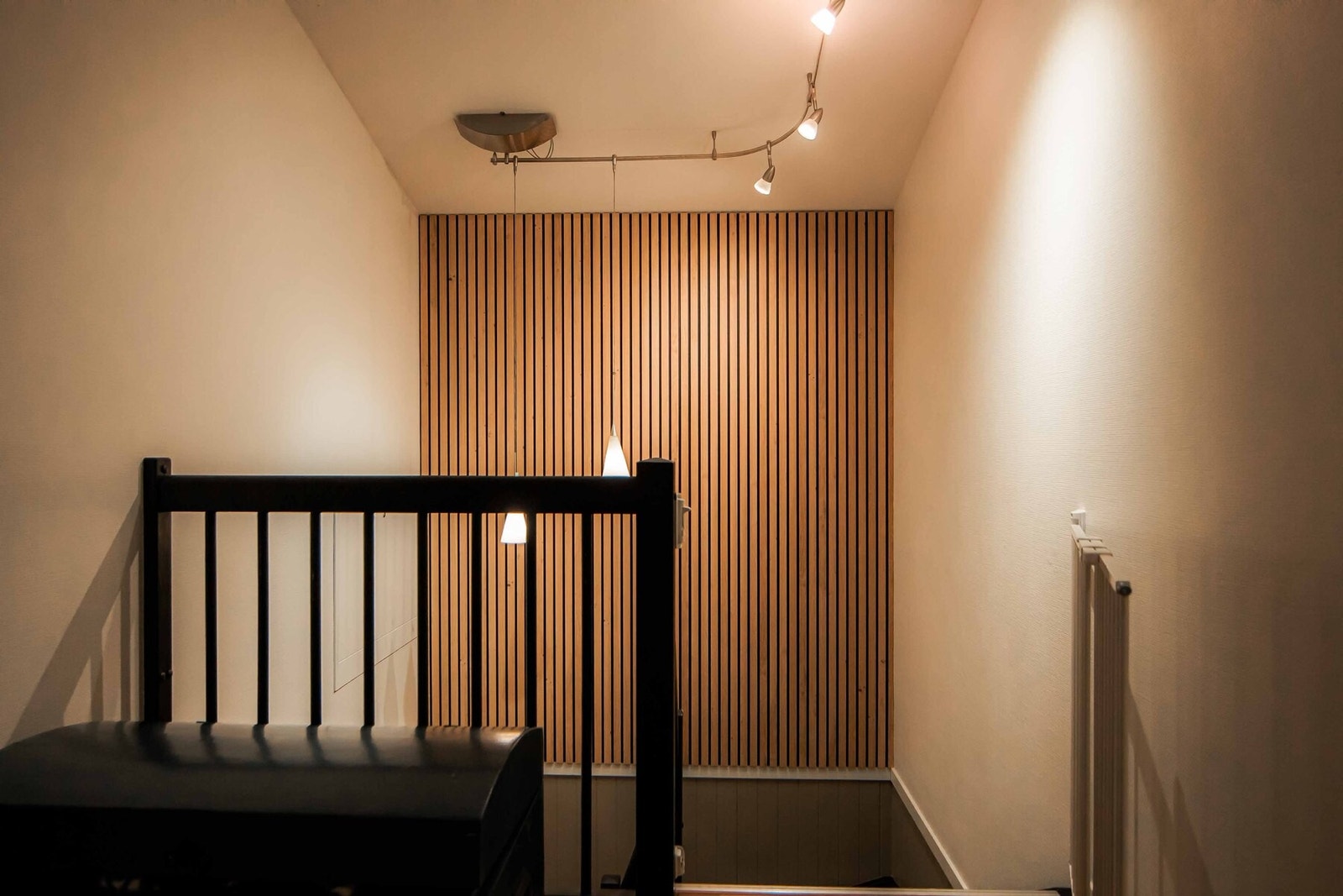 Elegant trappegang med spilevegg og spotlys. Galleribilde