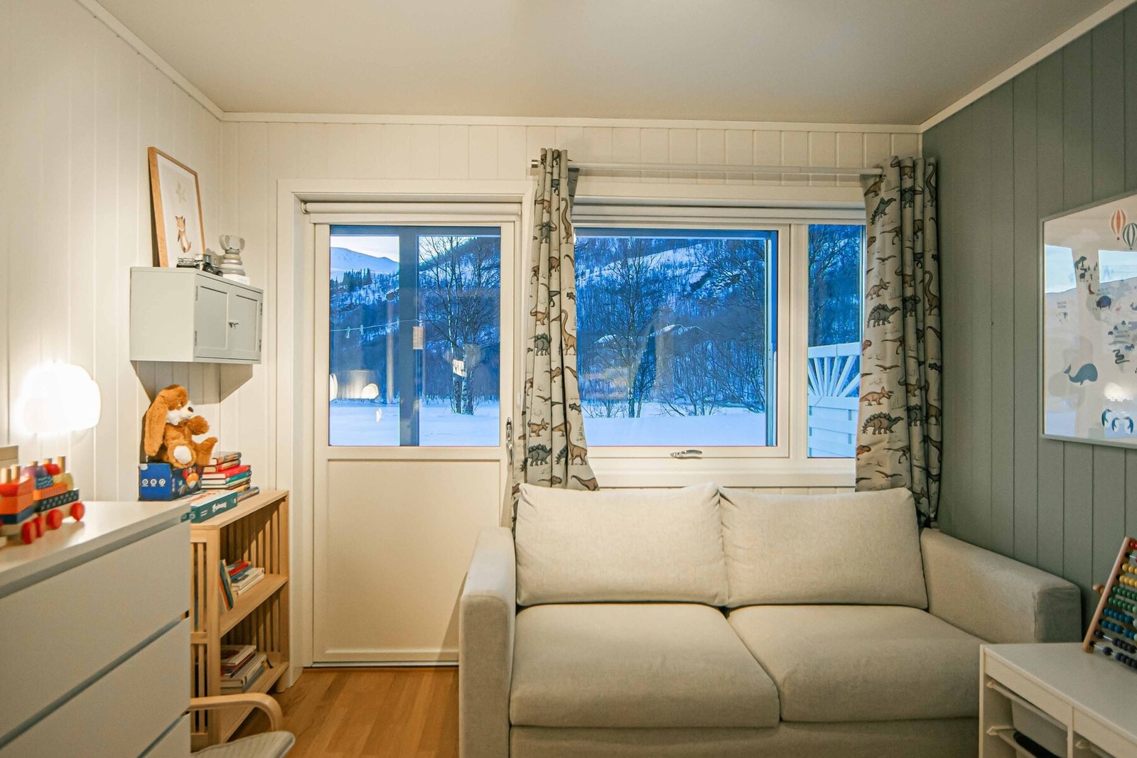 Godt lysinnslipp fra store vindusflater. Galleribilde