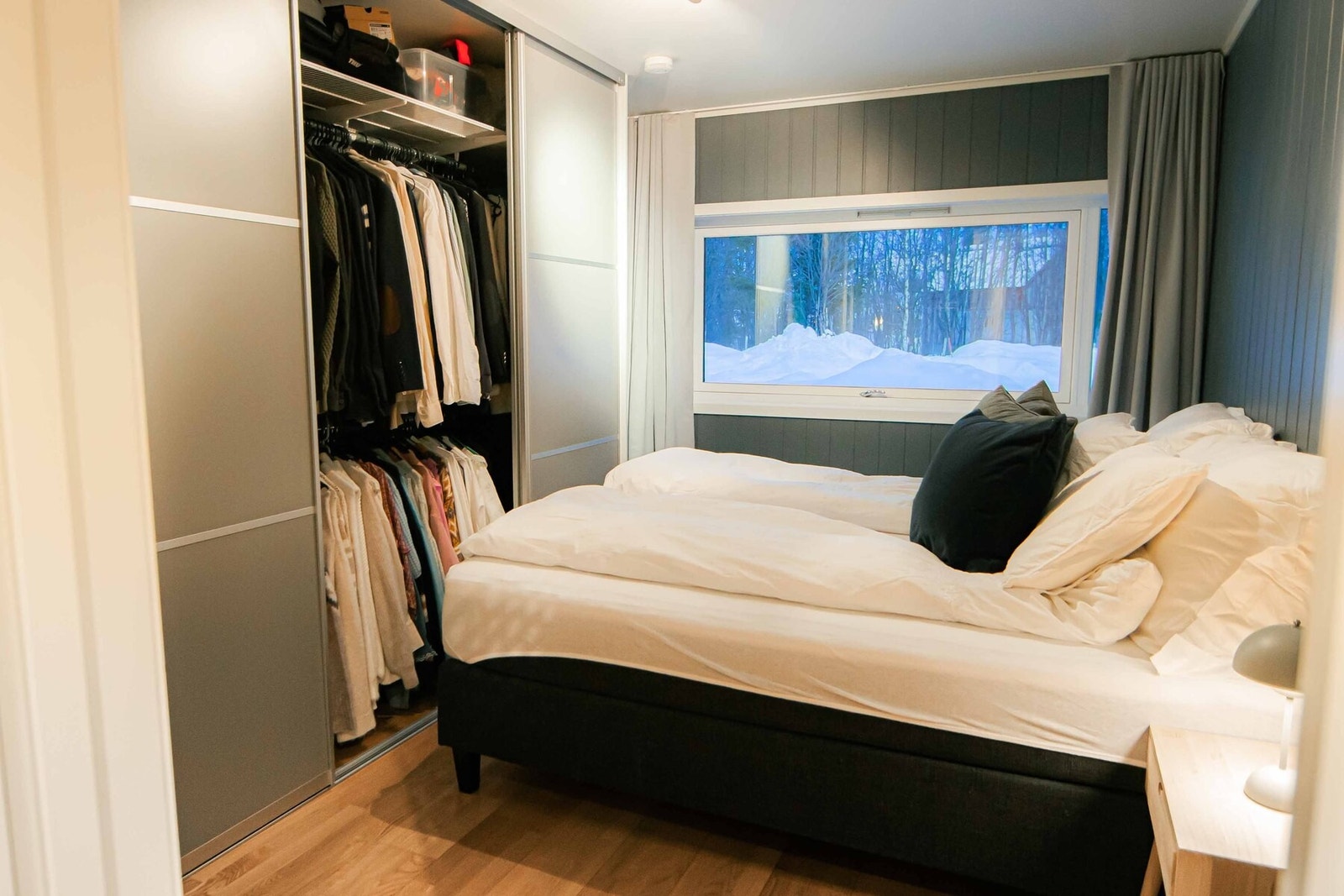 Stor skyvedørsgarderobe med god plass til klær og annen oppbevaring. Galleribilde