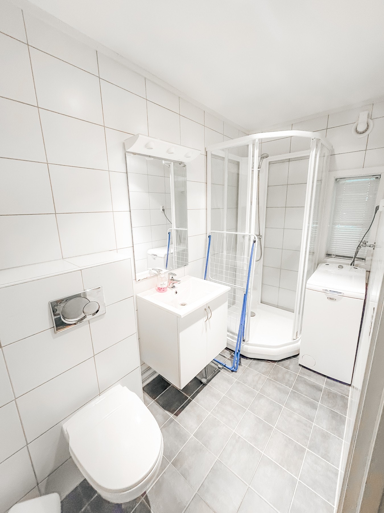 Komplett bad med dusj, toalett og gulvvarme for ekstra komfort. Galleribilde