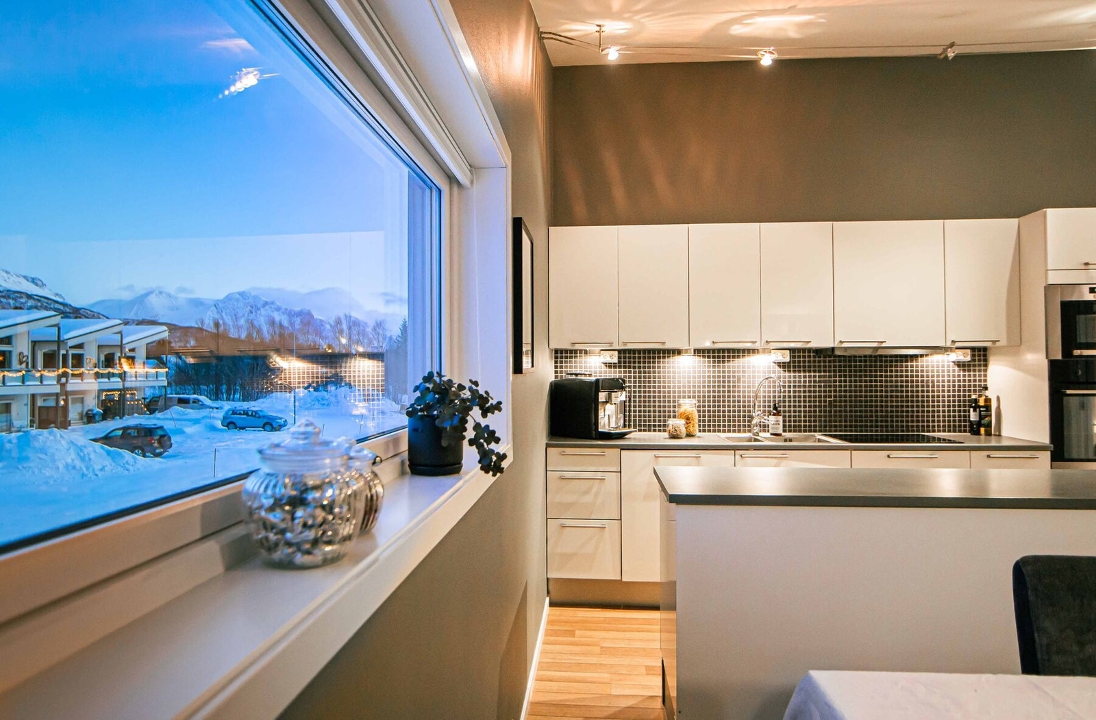 Gjennomgående for boligen er store vindusflater som skaper godt med naturlig lysinnslipp. Galleribilde