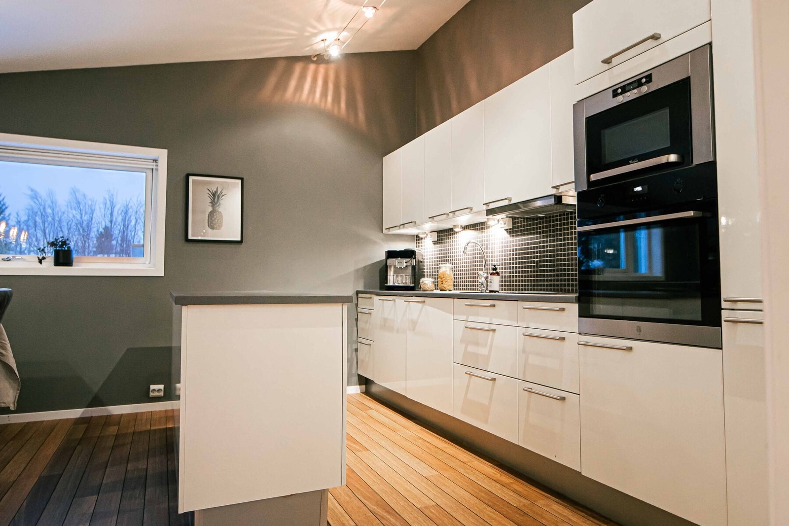 Moderne kjøkken med integrerte hvitevarer og god skap- og benkeplass. Galleribilde