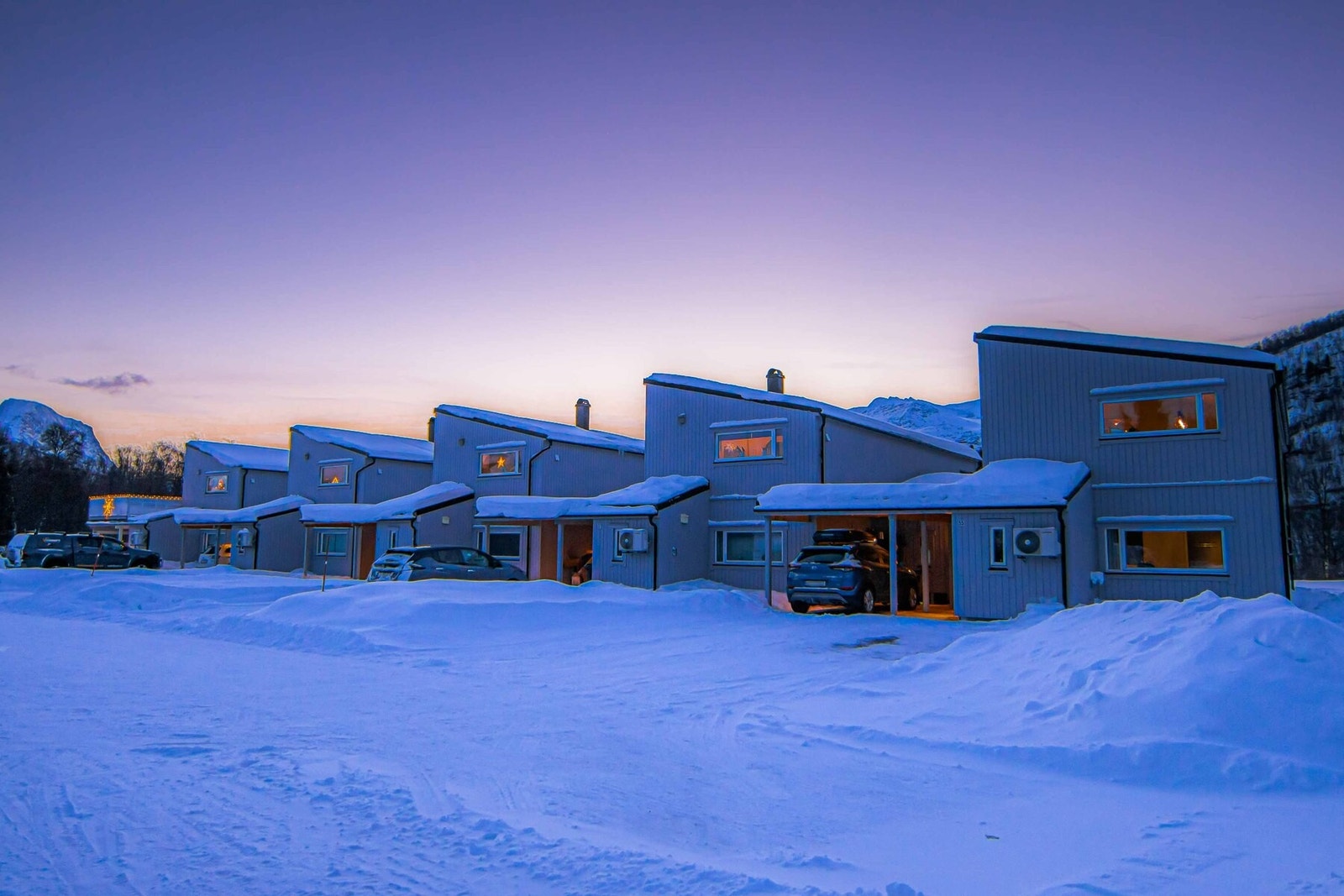 Moderne rekkehus med carport og flott beliggenhet i naturskjønne omgivelser. Galleribilde