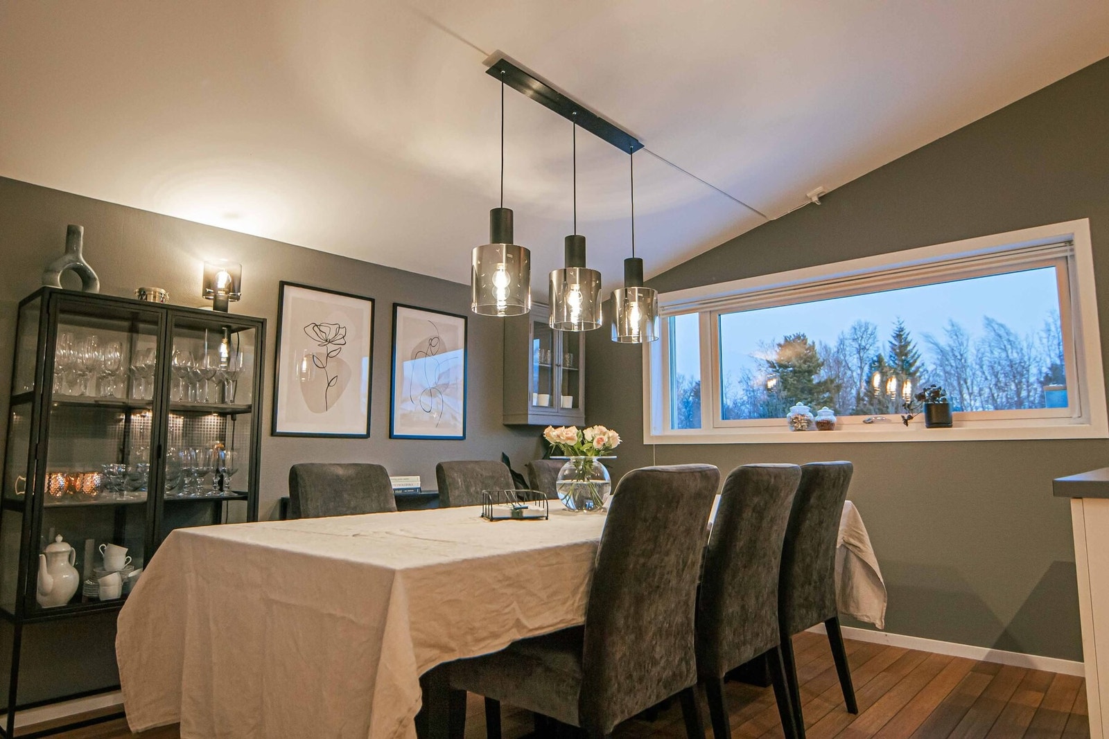 Stilfull spisestue med god belysning og naturlig plass til stor spisegruppe. Galleribilde