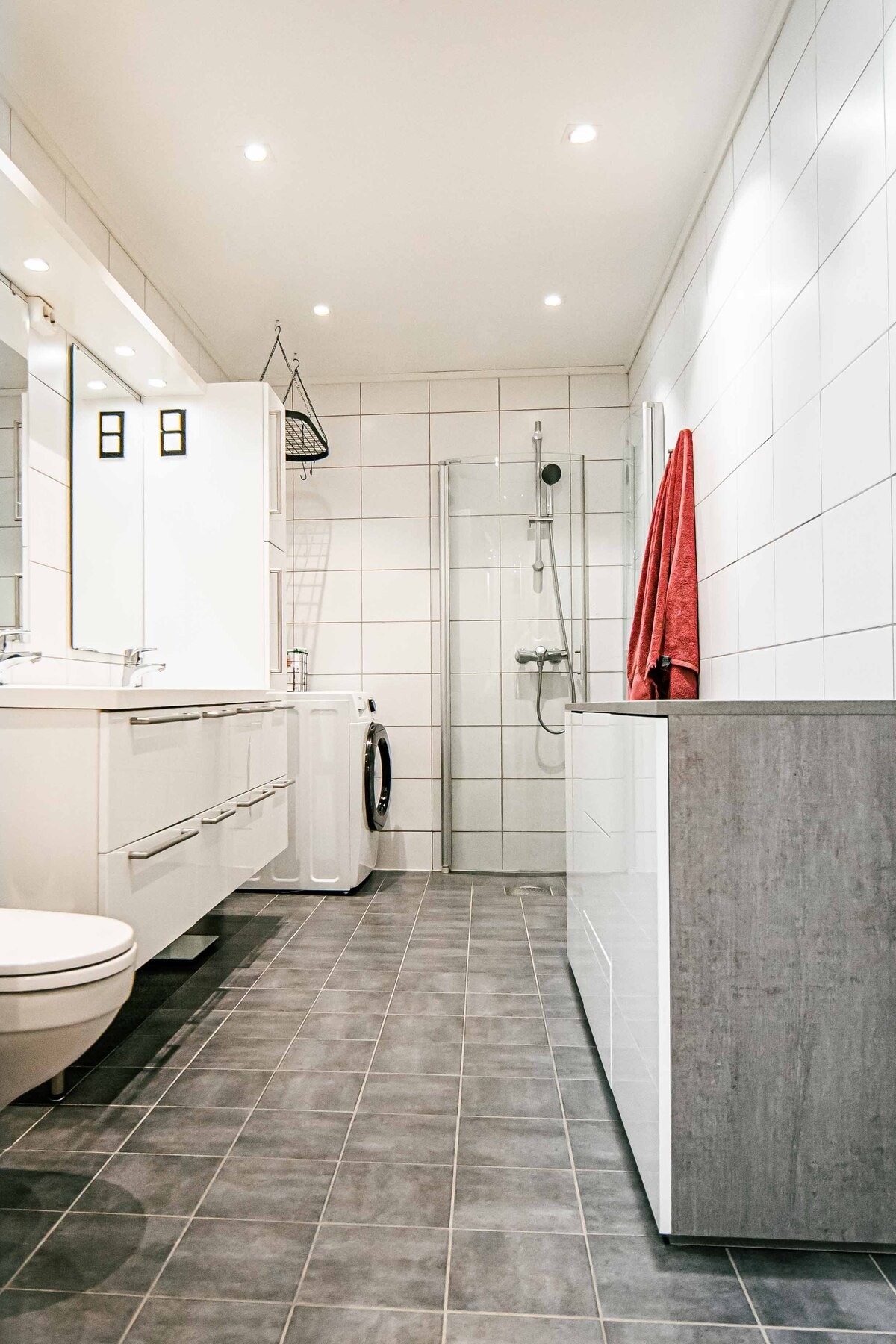 Badet er varmet opp med vannbåren varme i gulvet. Galleribilde