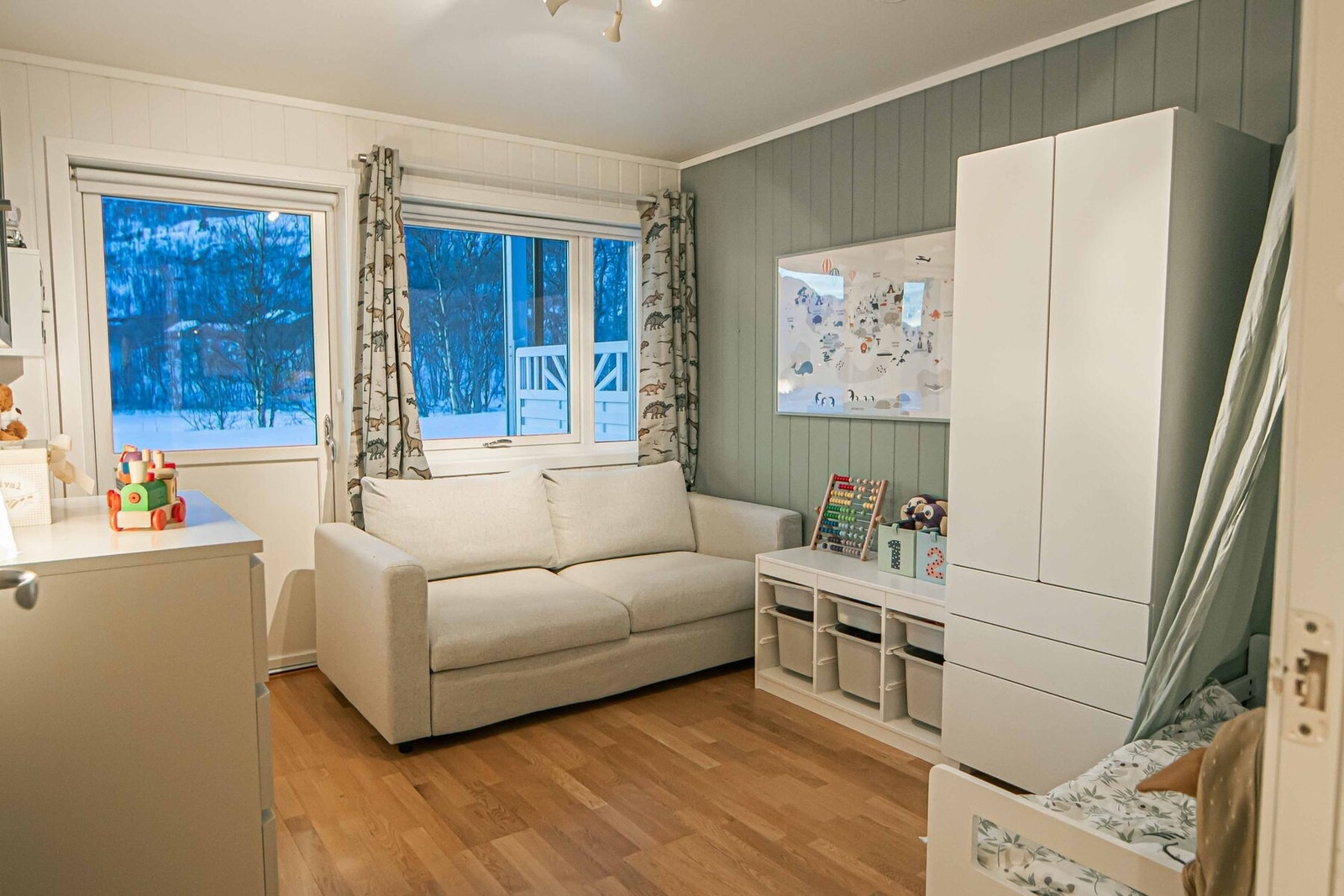 Soverom i 1. etasje med stilige fargevalg og utgang til terrasse. Galleribilde