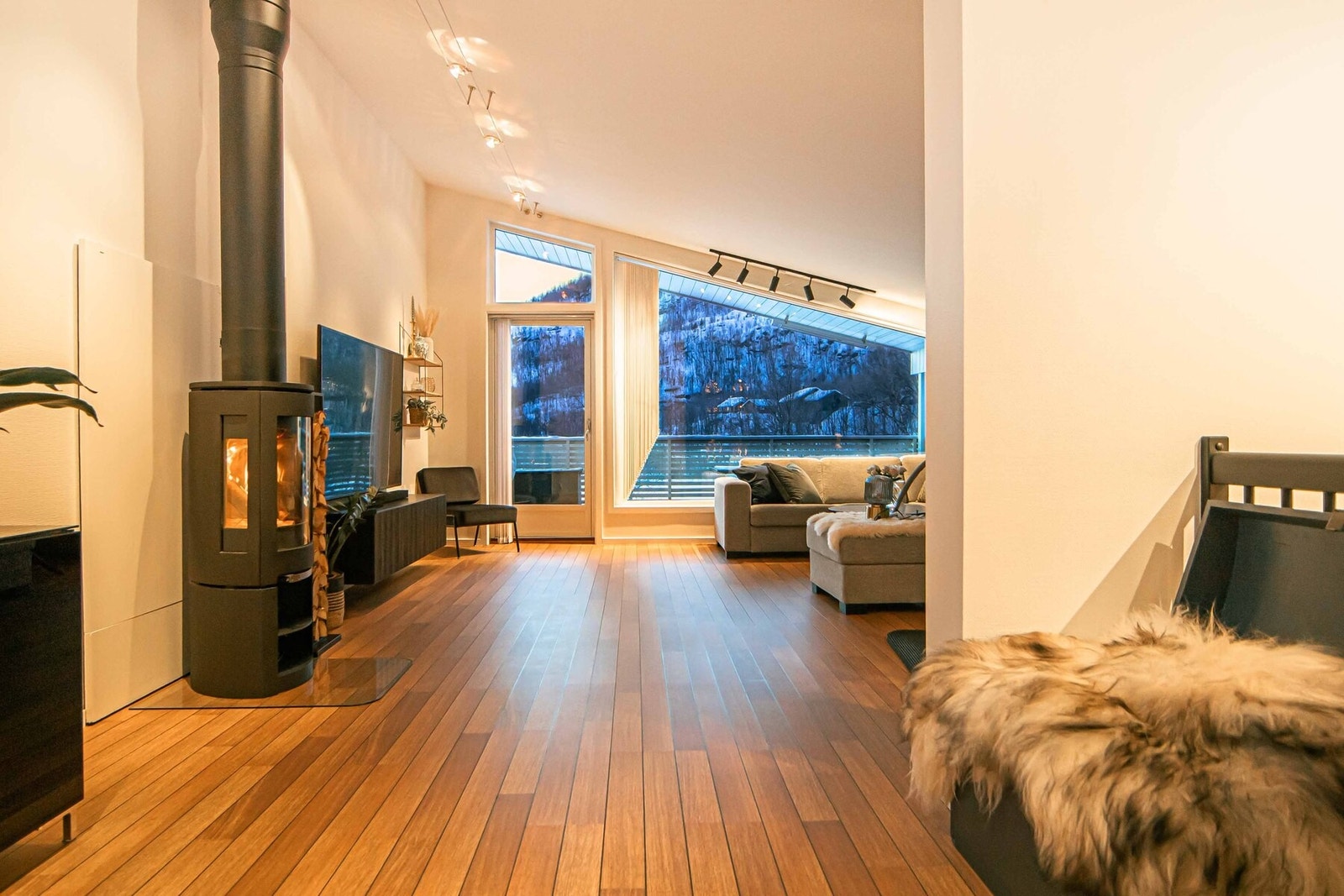 Moderne bolig med nærhet til både sentrum og natur! Galleribilde