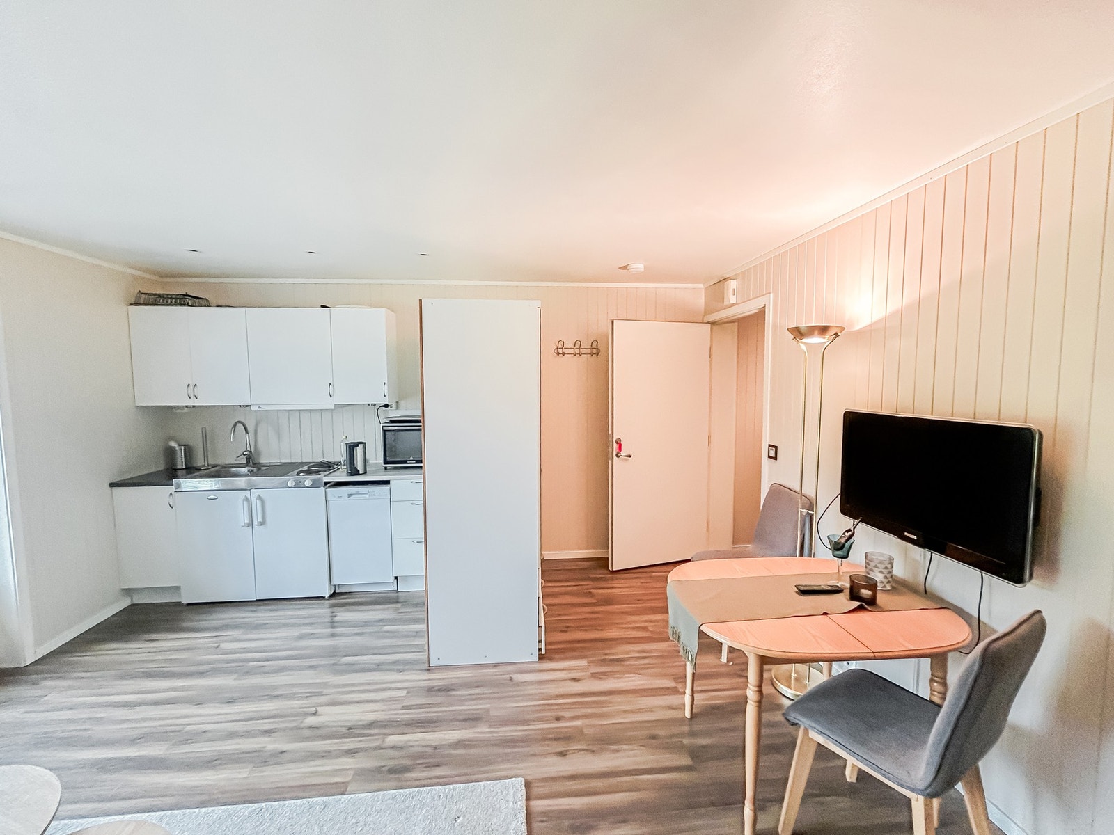 Praktisk planløsning med åpen stue- kjøkkenløsning! Galleribilde