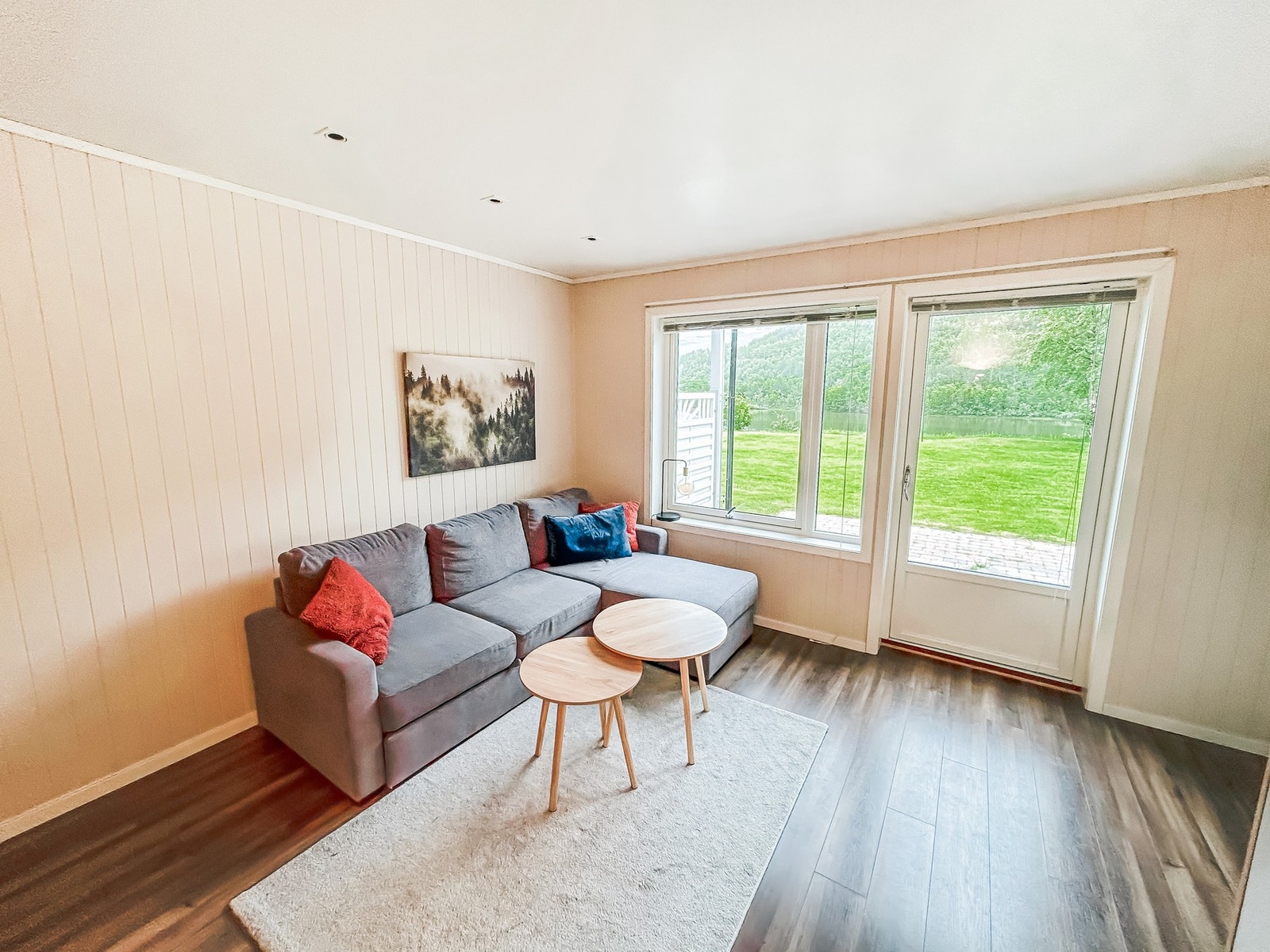 Lys og praktisk hybel med utgang til uteområde. Galleribilde