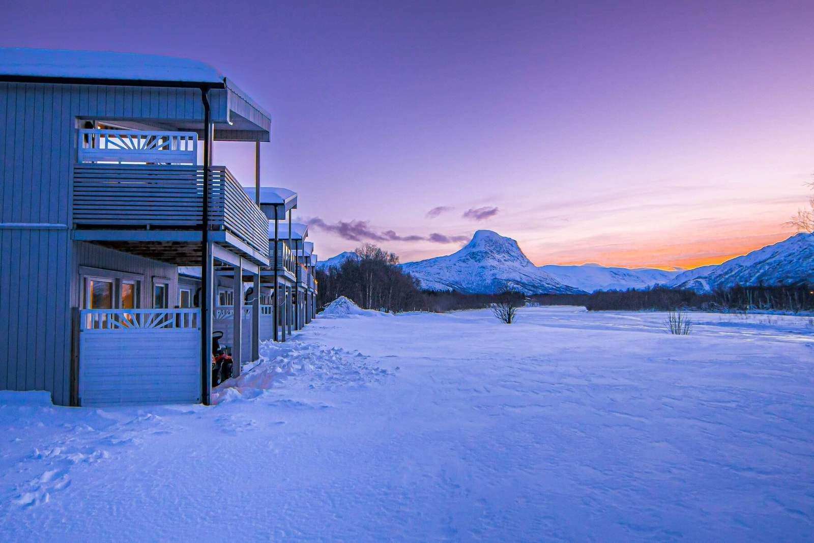 Romslig uteplass og utsikt mot Reisaelva og fjellandskap! Galleribilde