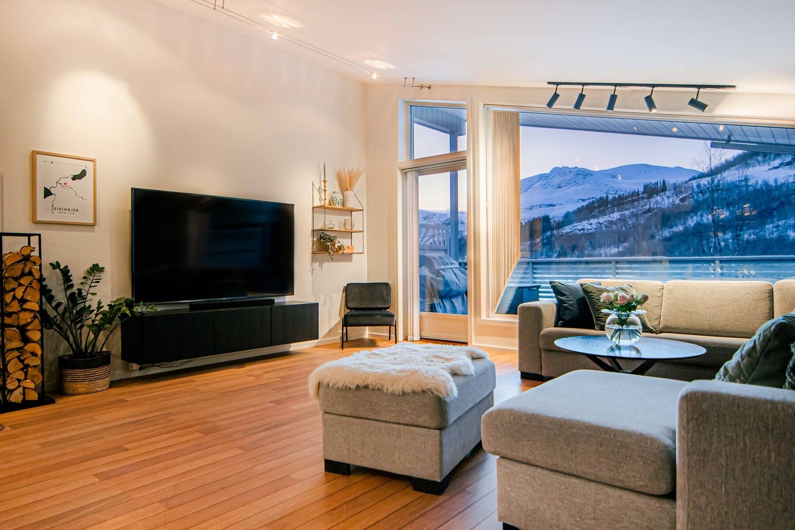 Fra stuen kan du også nyte fantastisk utsikt over omkringliggende natur. Galleribilde