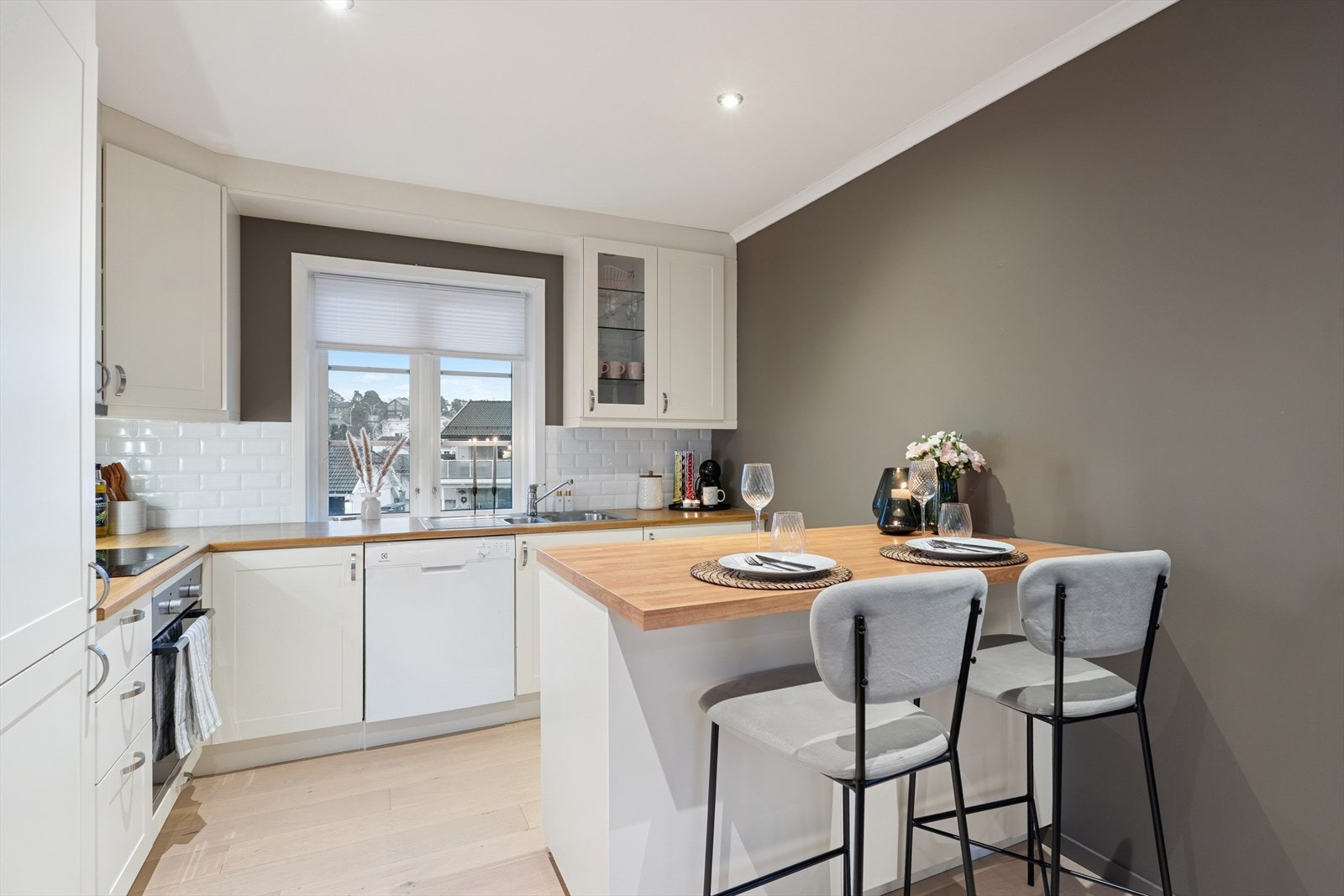 Kjøkkenet fremstår som tidløst og pent. Galleribilde