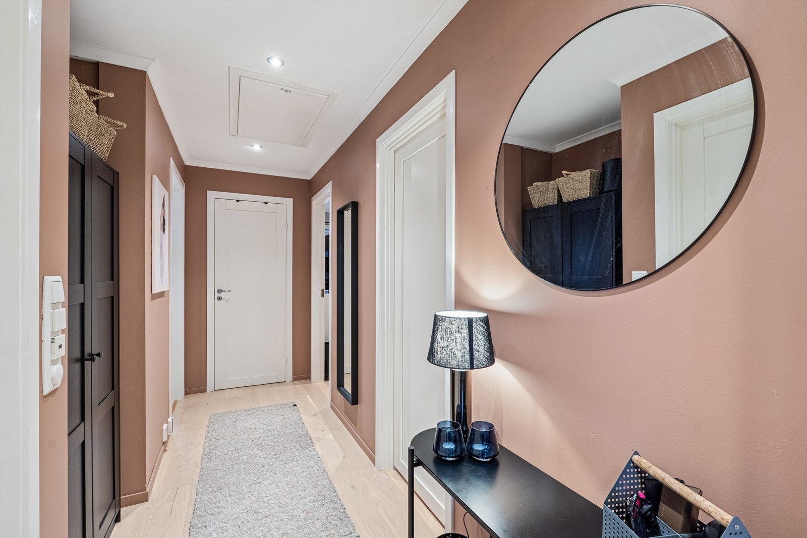 Lys og hyggelig entré med plass for gode garderobe- og opphengsløsninger. Galleribilde