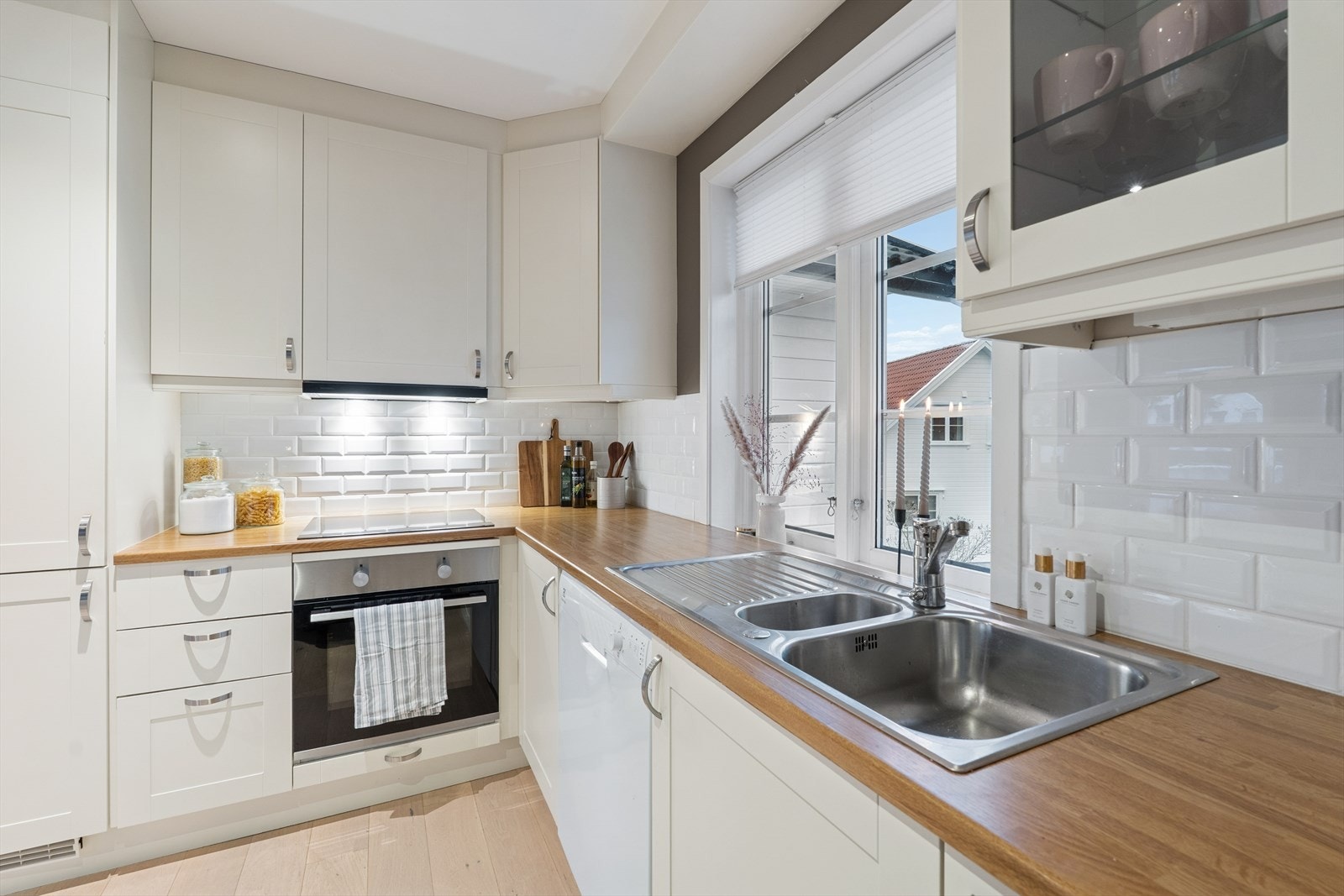 Integrert stekeovn, platetopp og kjøl/frys. Plass for frittstående oppvaskmaskin. Galleribilde