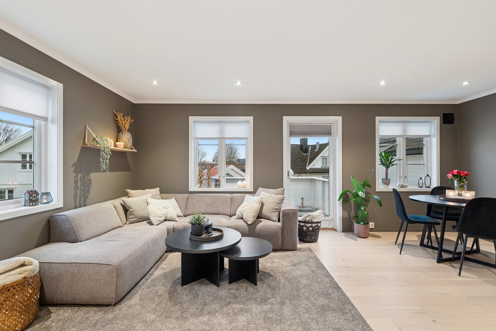 Vi beveger oss videre inn i en lys og innbydende stue. Galleribilde