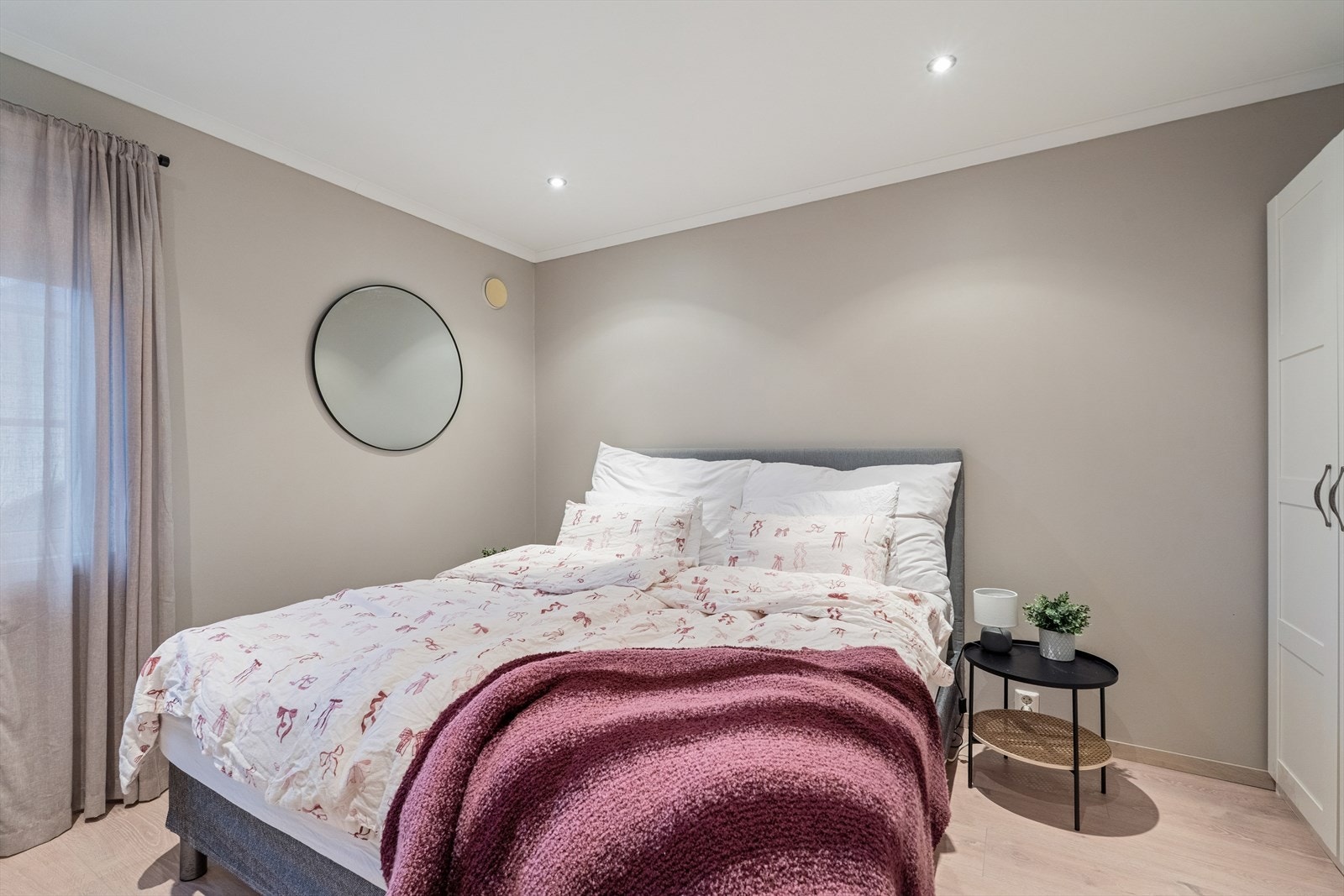 Romslig hovedsoverom med god plass for dobbeltseng, nattbord og gode garderobeløsninger. Galleribilde