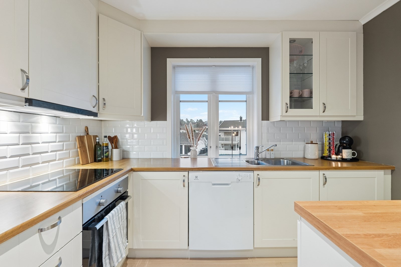 Her har en alt en måtte trenge av både skap-, skuff- og benkeplass. Galleribilde