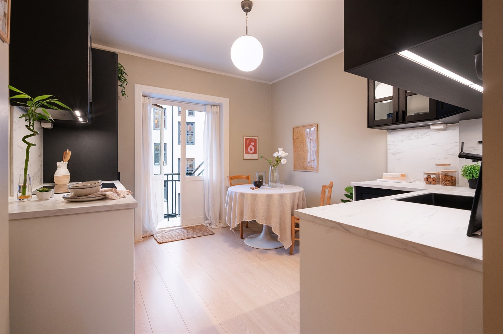 Innredning med laminat benkeplate, nedfelt sort oppvaskkum og ett-greps armatur Galleribilde