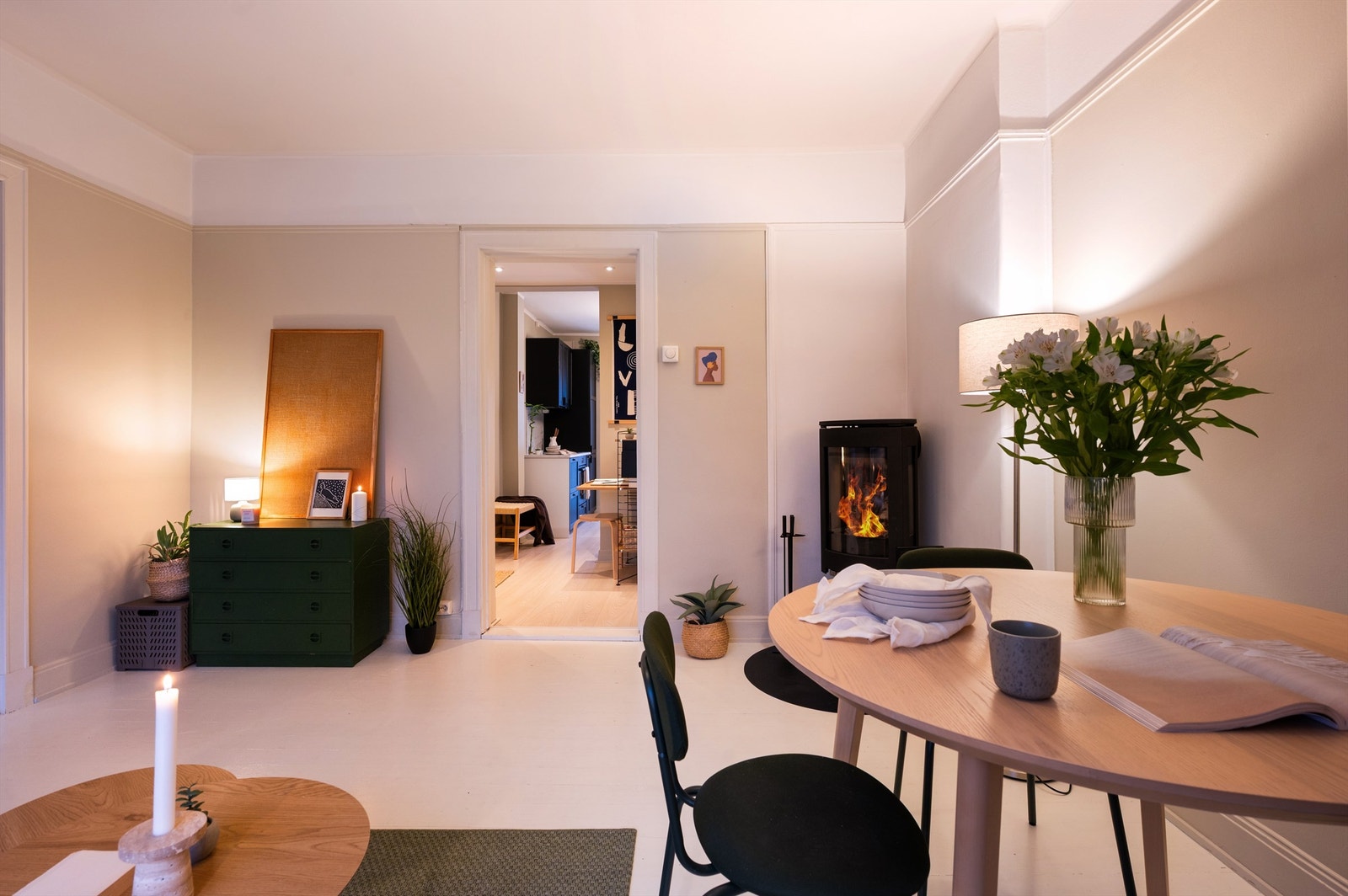 Veggflatene er malt i en lun og moderne farge som står fint til det lyse, malte tregulvet Galleribilde